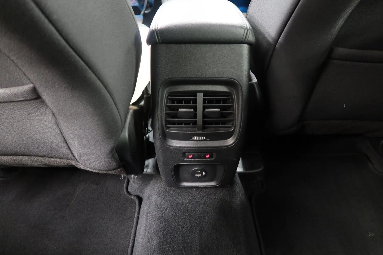 Ford Kuga FPC-166 carousel image