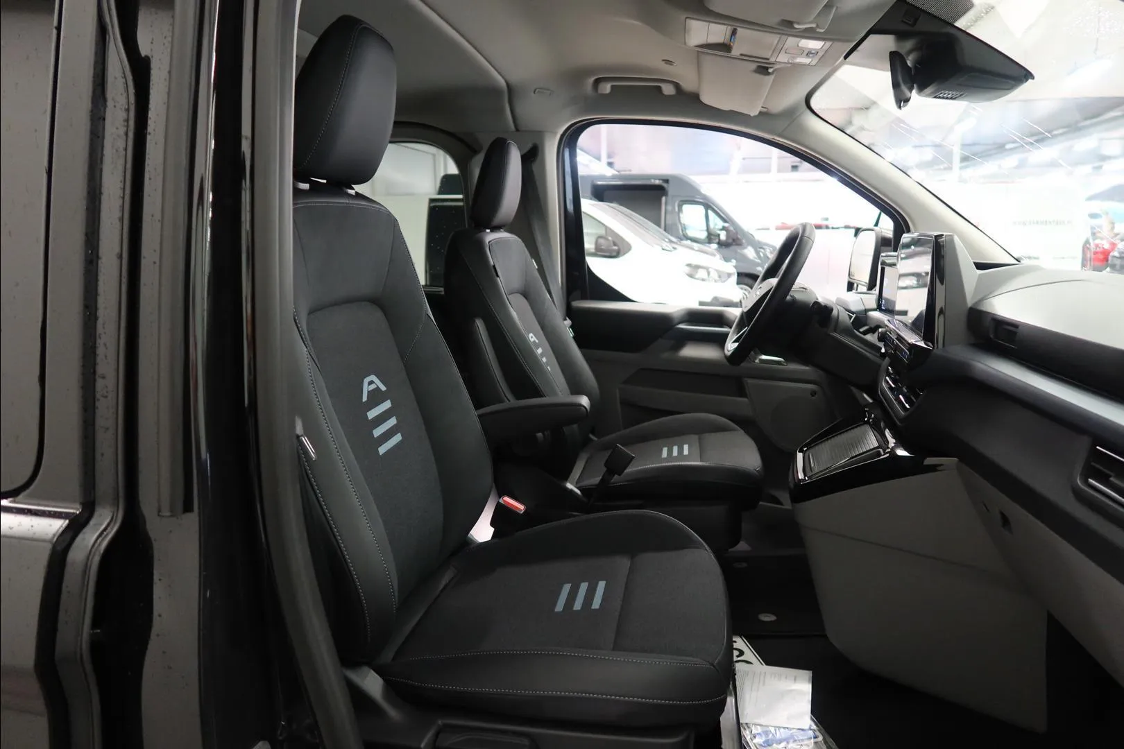 Ford Tourneo Custom CSJ-557 carousel image