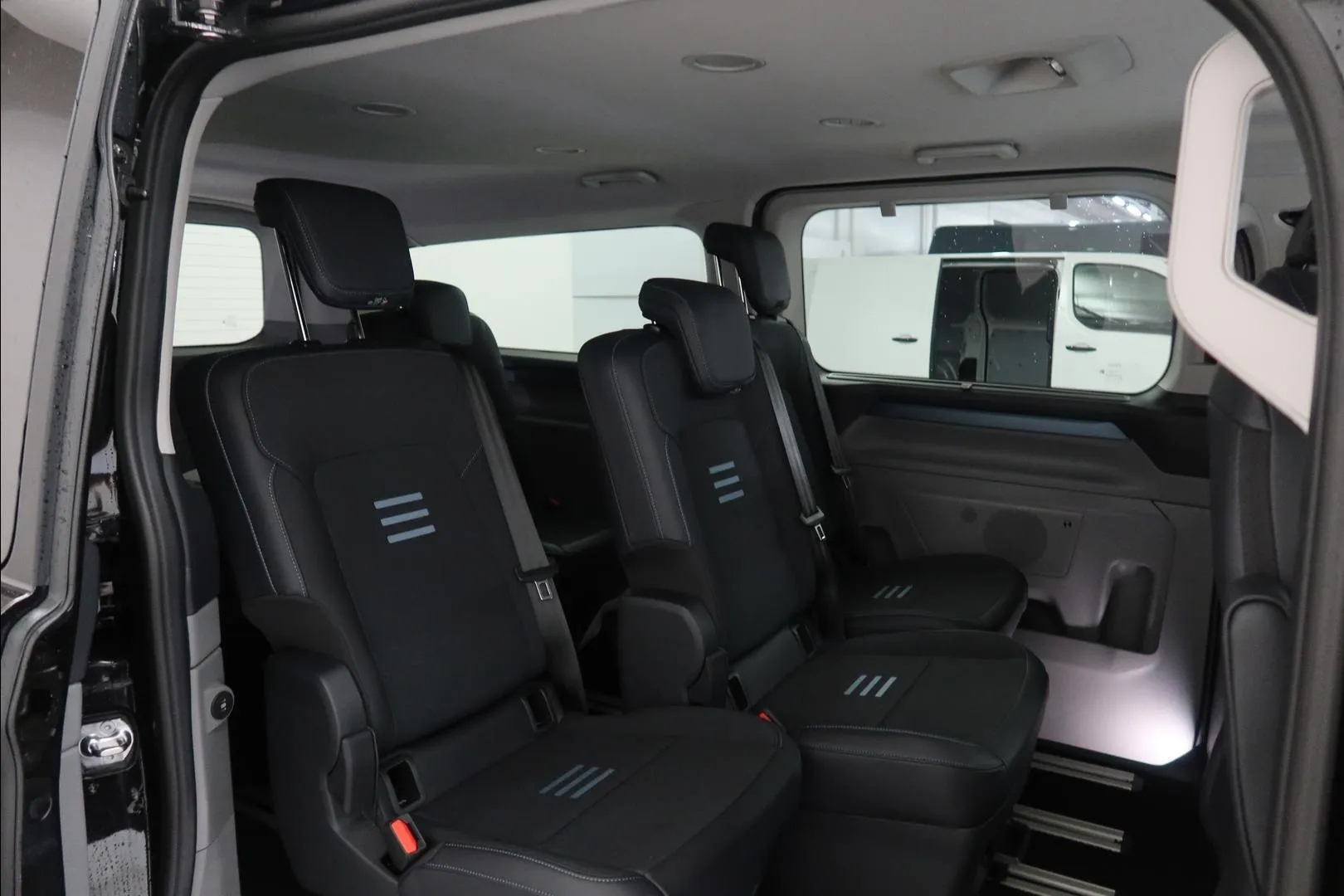 Ford Tourneo Custom CSJ-557 carousel image