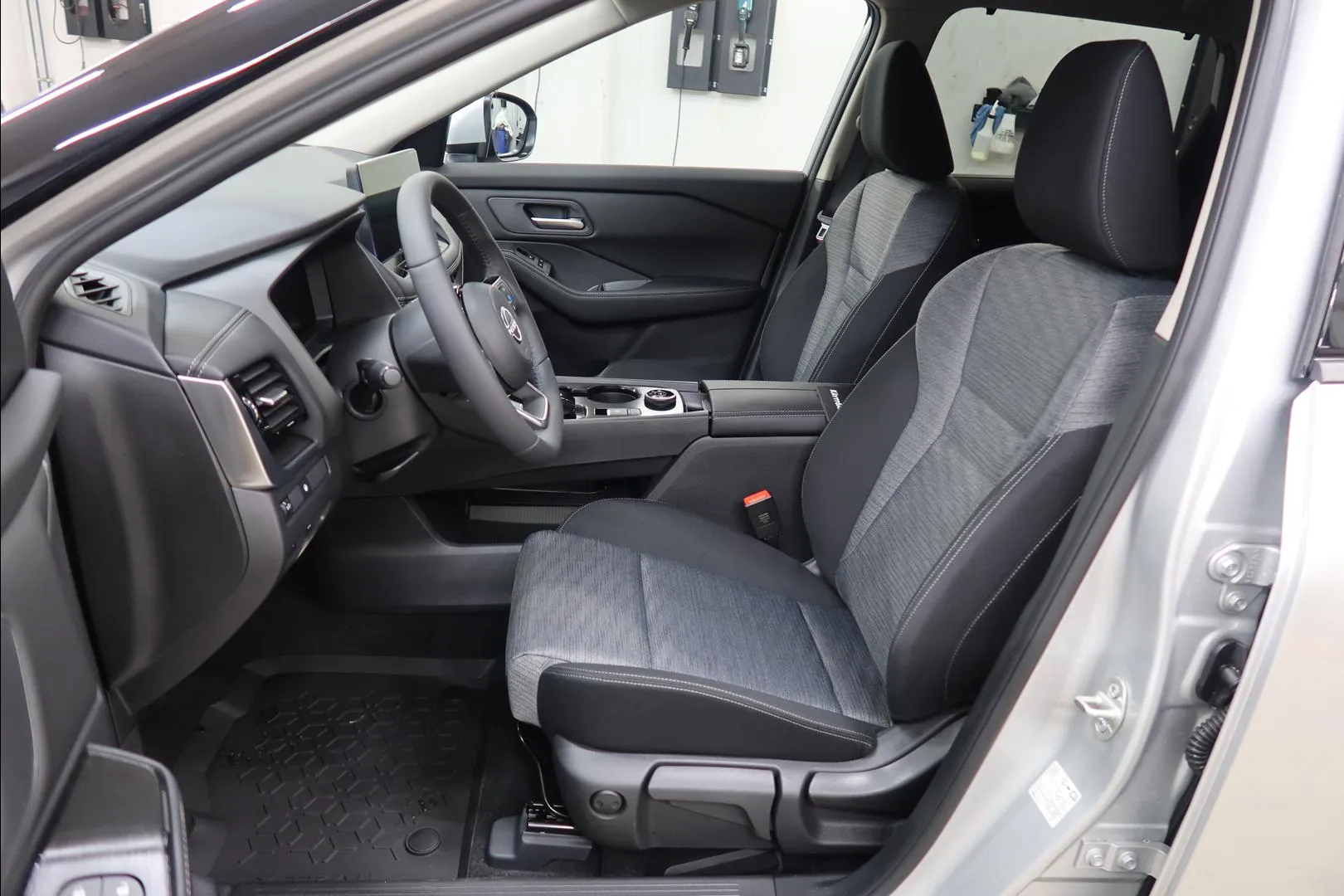 Nissan X-Trail XTJ-582 carousel image