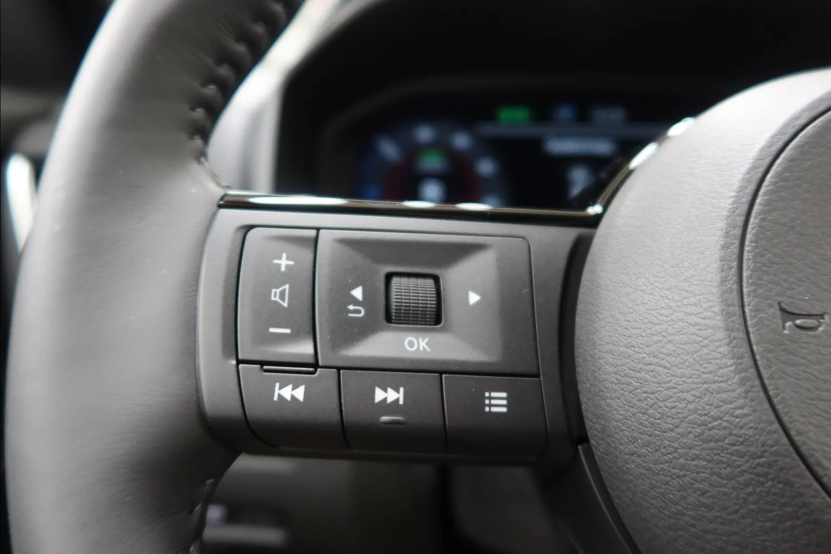 Nissan X-Trail XTJ-582 carousel image