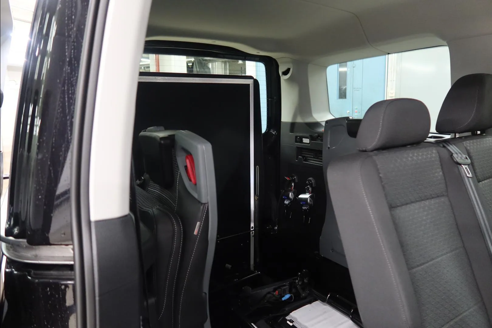 Ford Grand Tourneo Connect FSL-682 carousel image