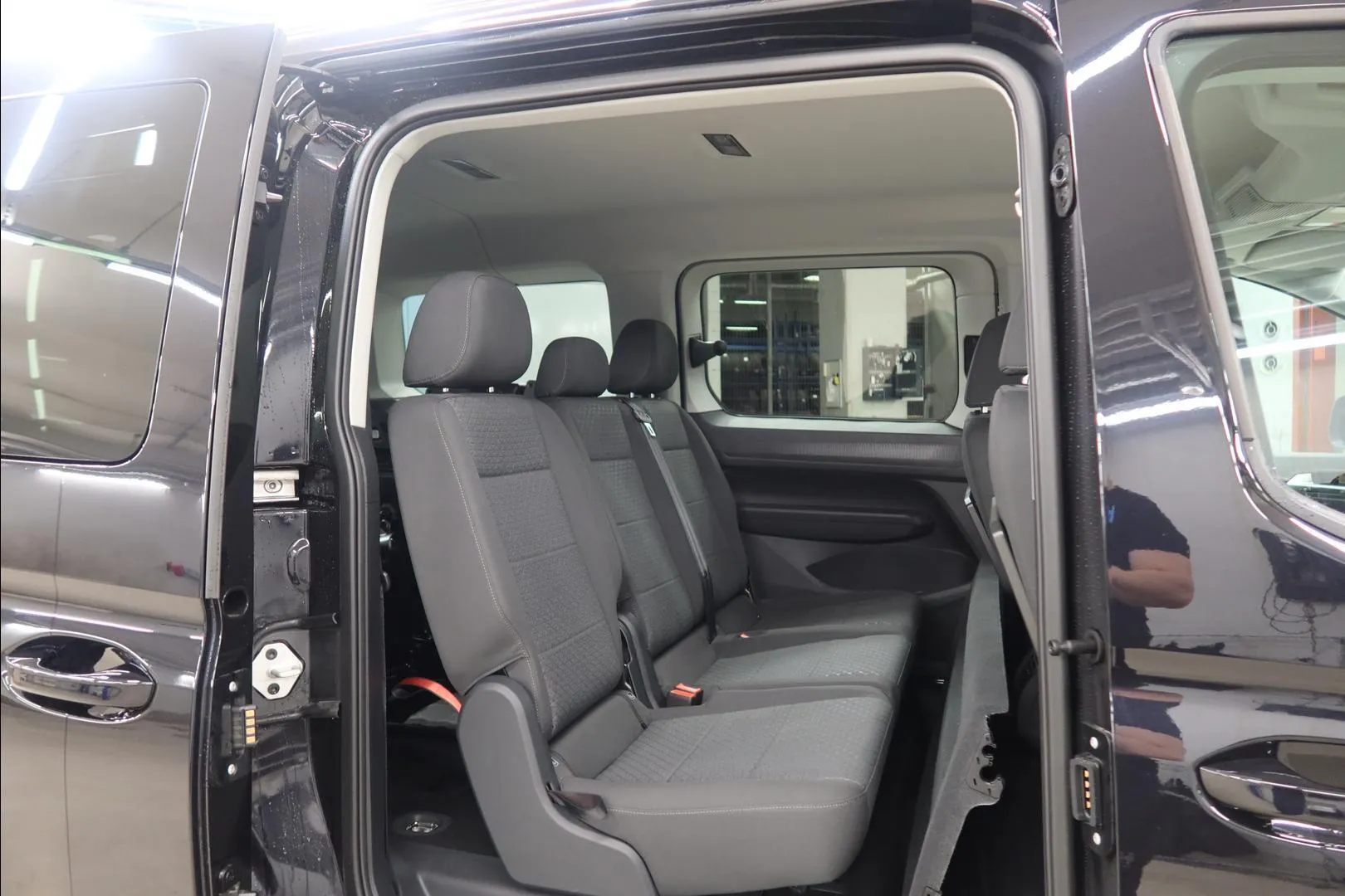 Ford Grand Tourneo Connect FSL-682 carousel image