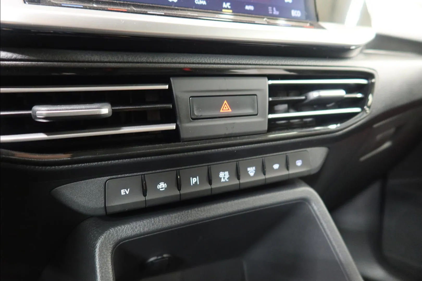 Ford Grand Tourneo Connect FSL-682 carousel image
