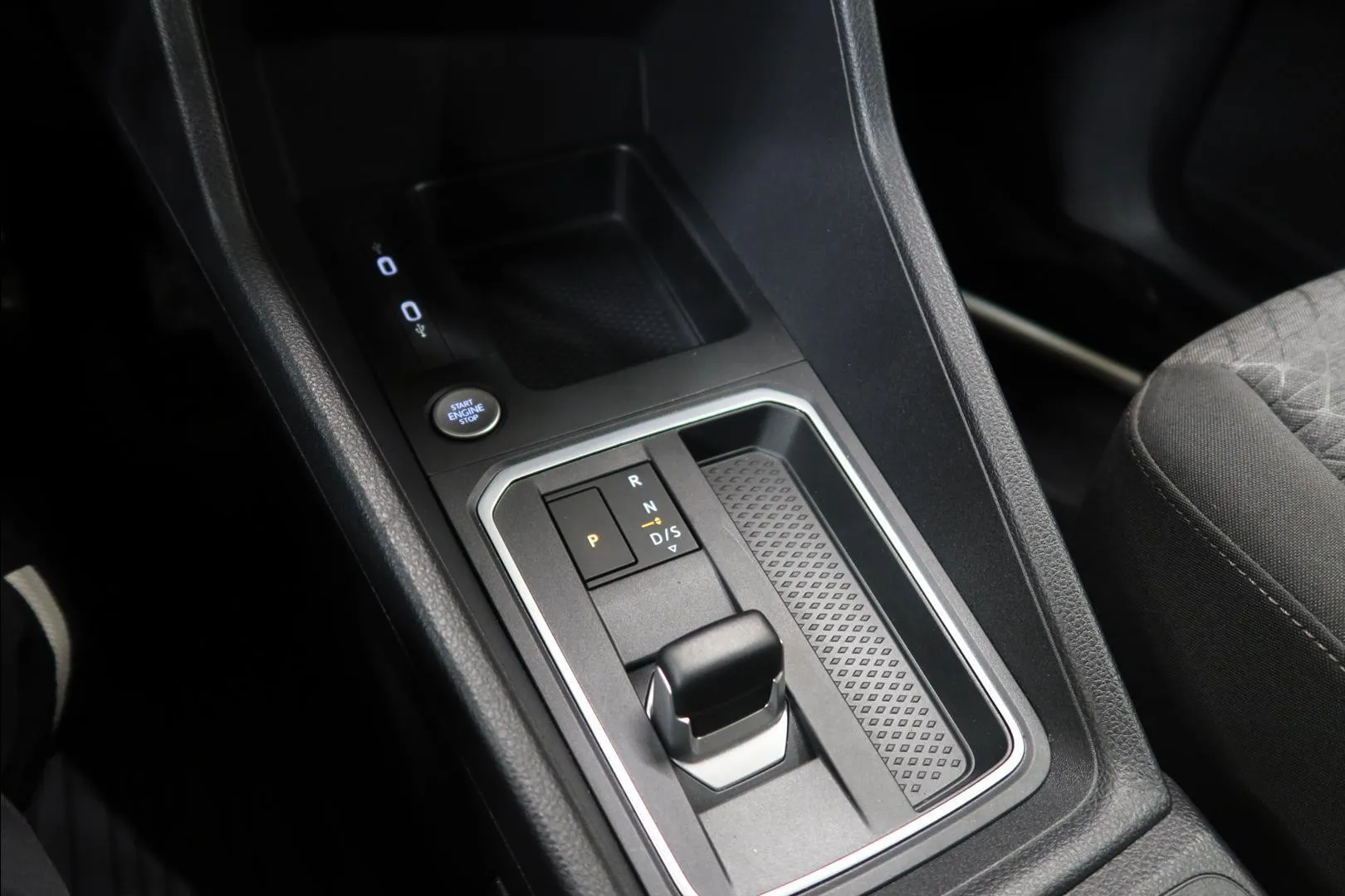 Ford Grand Tourneo Connect FSL-682 carousel image
