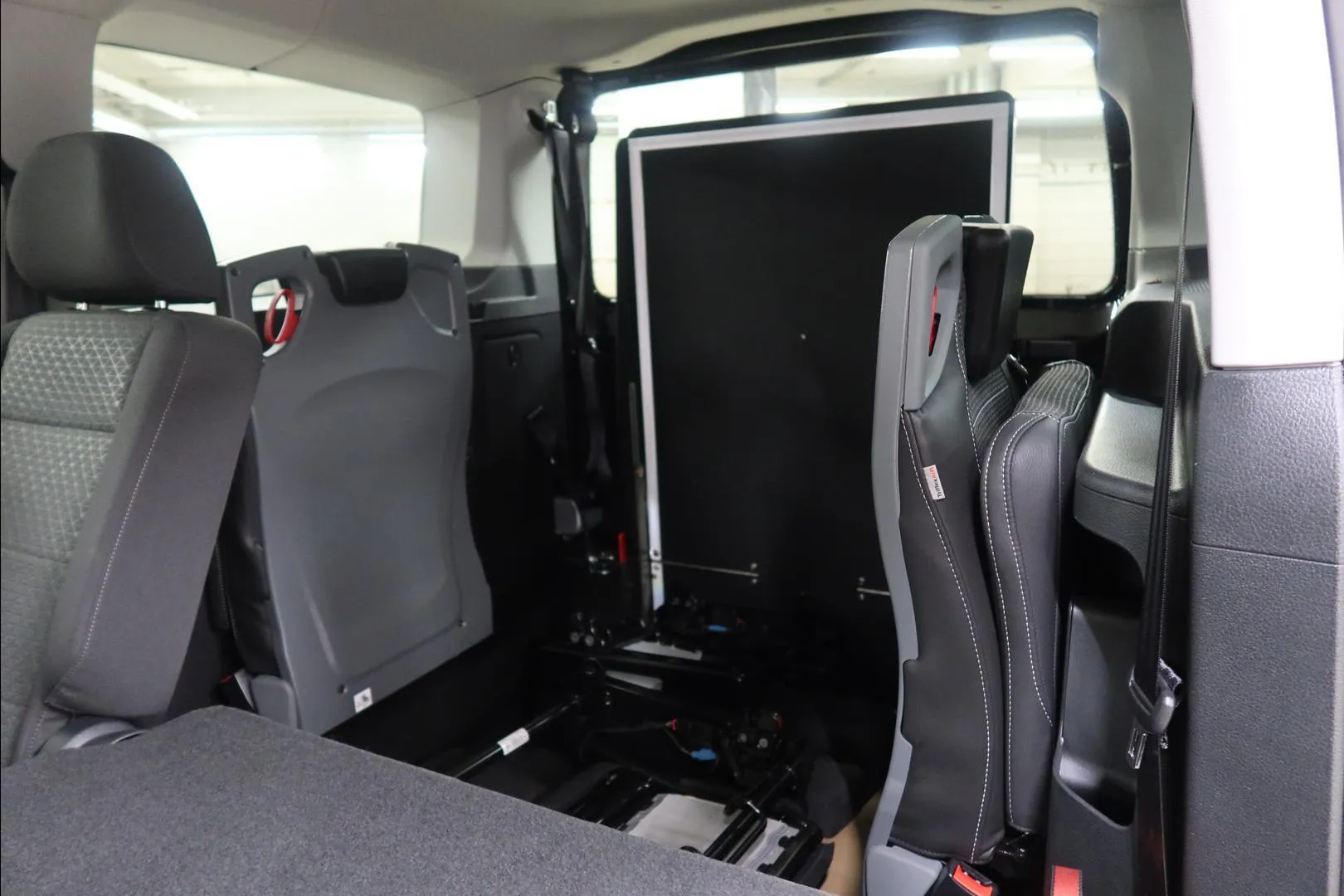 Ford Grand Tourneo Connect FSL-682 carousel image