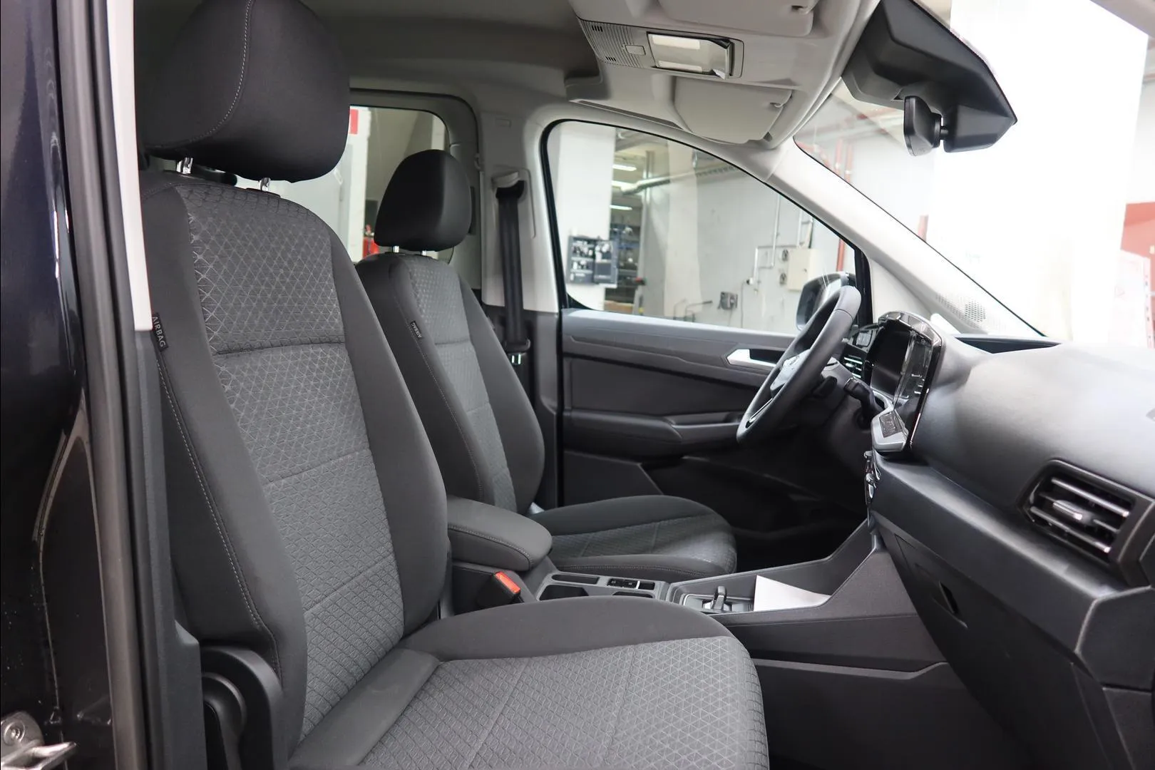 Ford Grand Tourneo Connect FSL-682 carousel image
