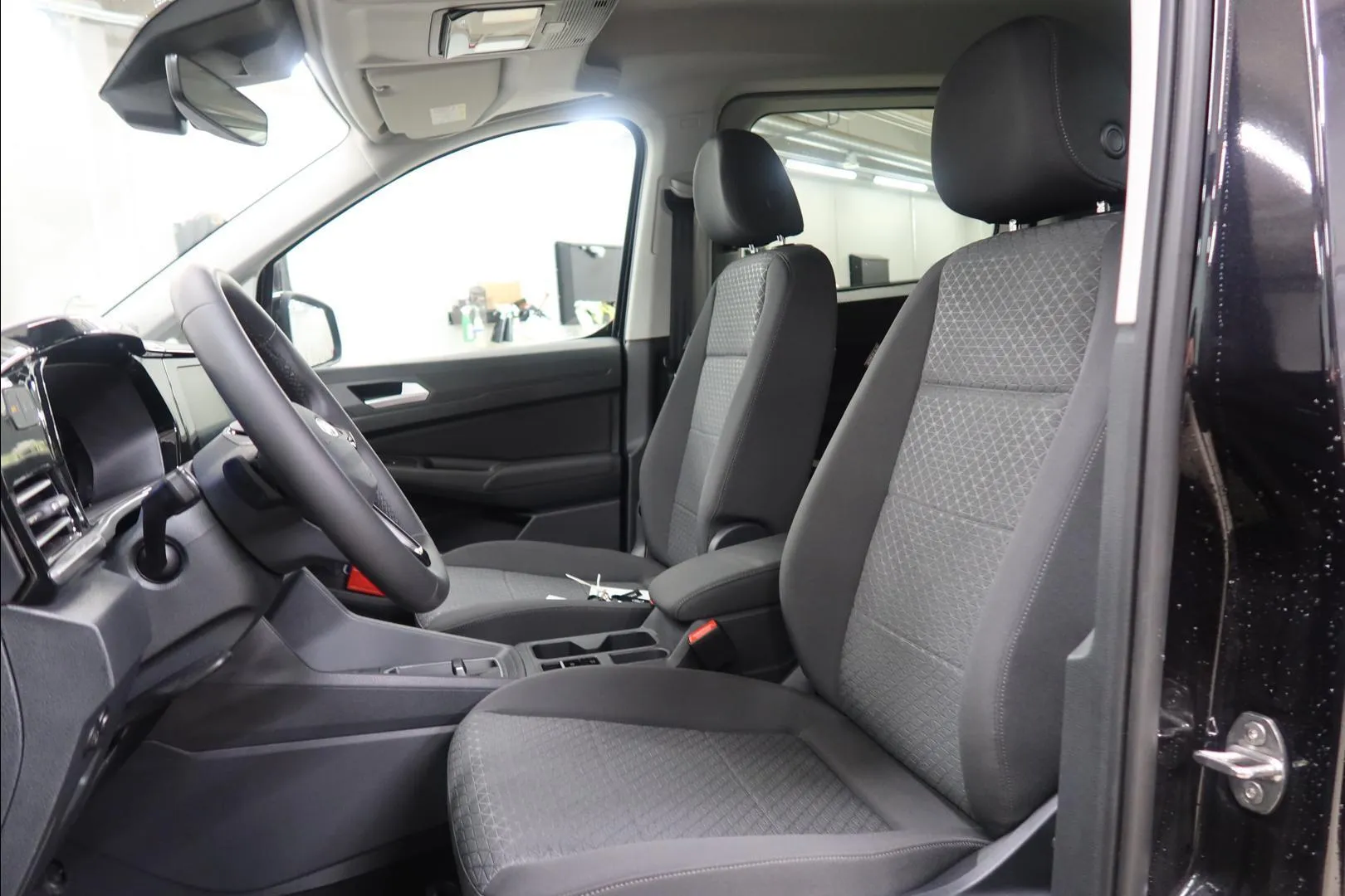 Ford Grand Tourneo Connect FSL-682 carousel image