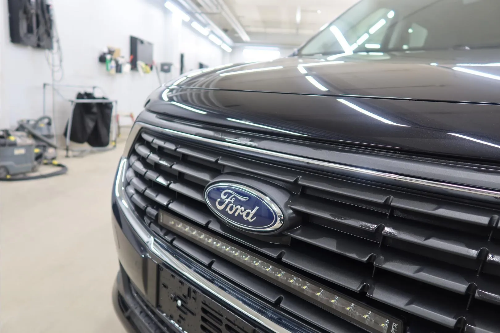 Ford Grand Tourneo Connect FSL-682 carousel image