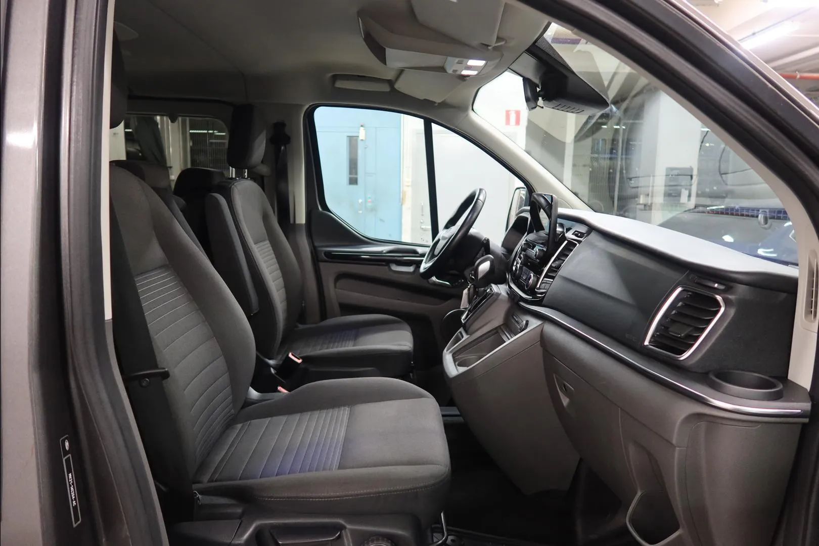 FORD Tourneo Custom GZY-647 carousel image