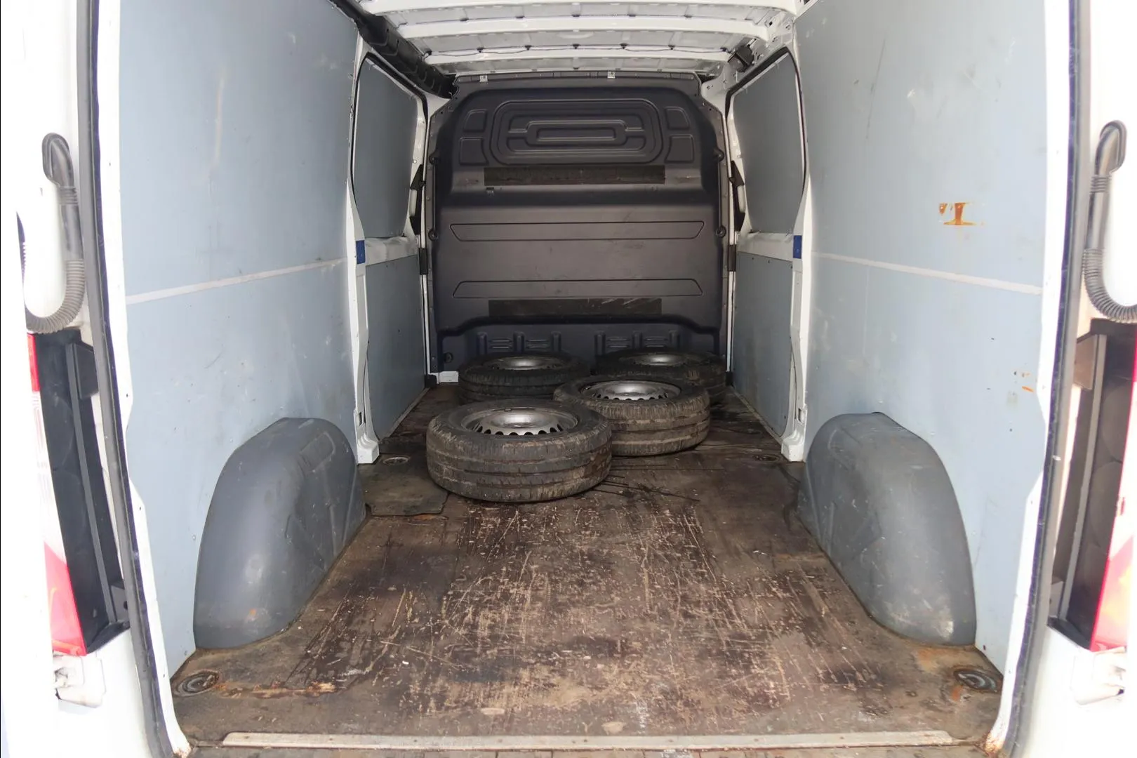 Mercedes-Benz Sprinter COT-647 carousel image