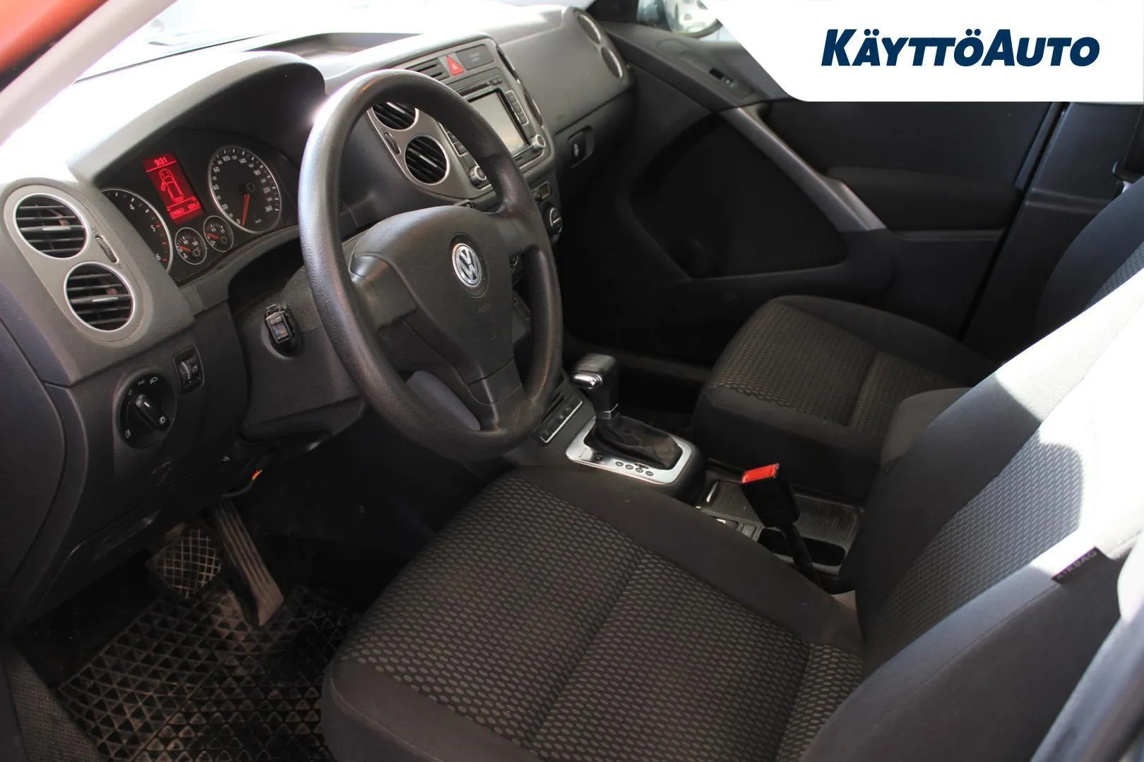 VOLKSWAGEN Tiguan SBZ-704 carousel image