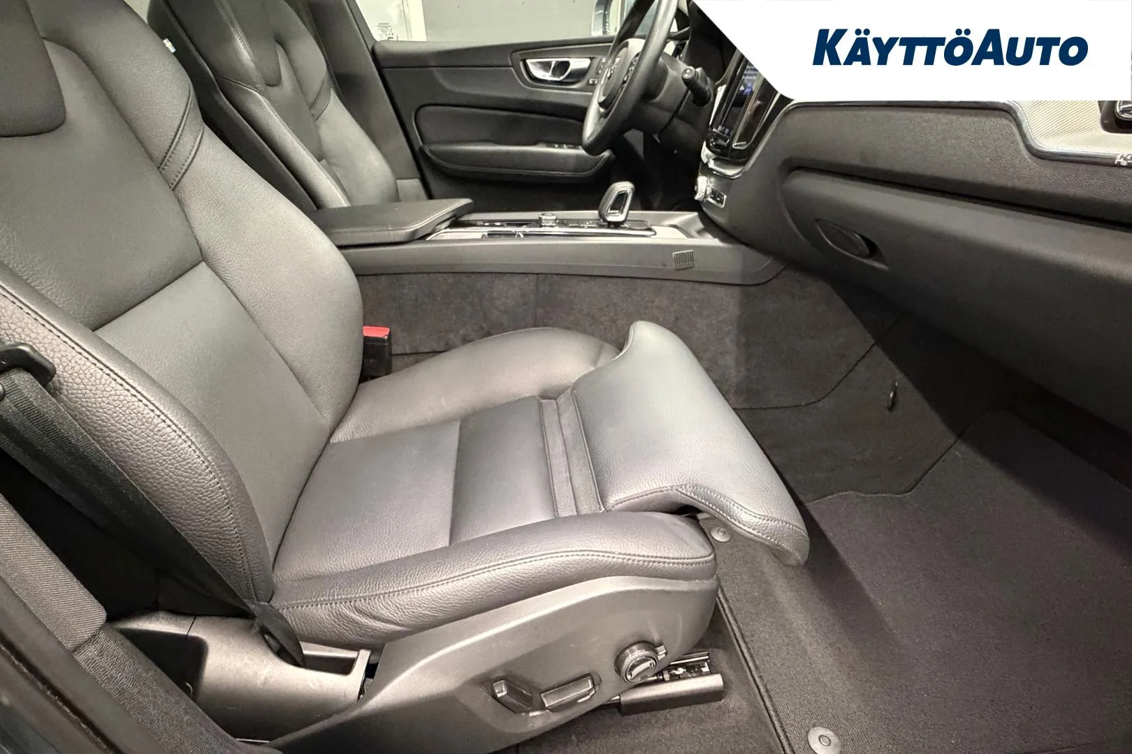 VOLVO XC60 FRH-323 carousel image