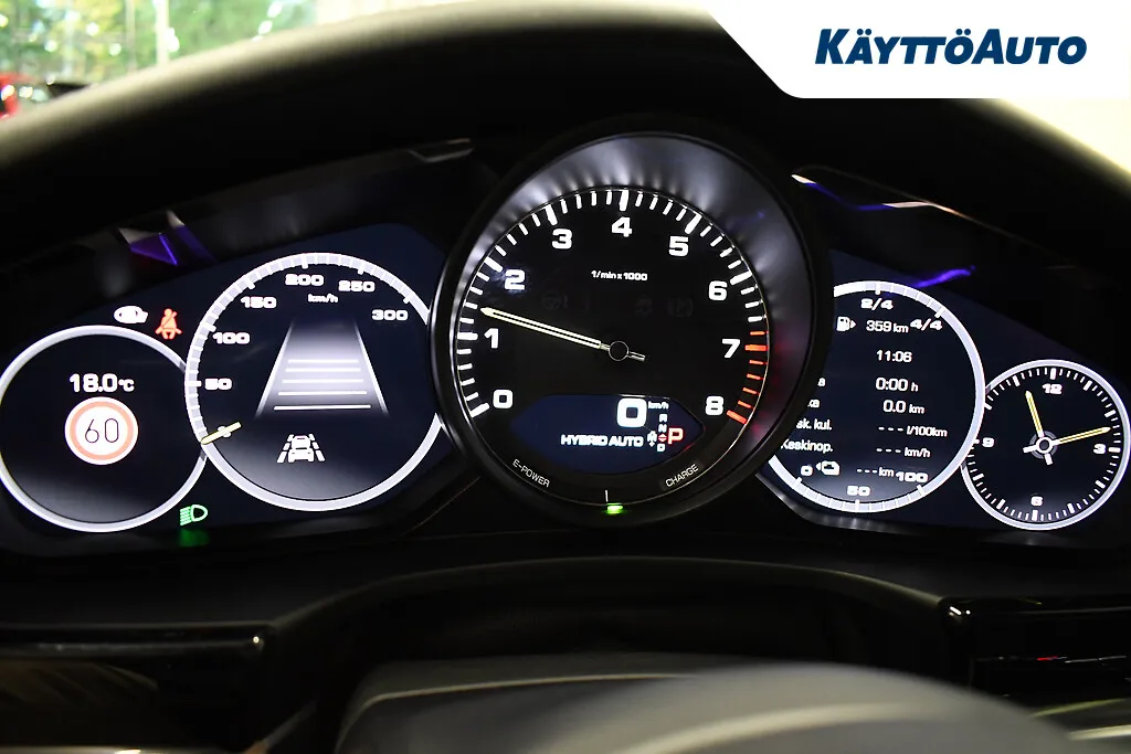 PORSCHE Panamera GZY-348 carousel image