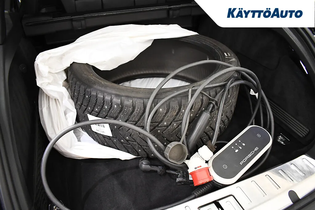 PORSCHE Panamera GZY-348 carousel image