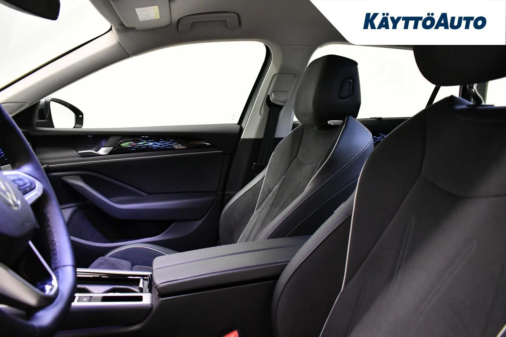 Volkswagen Passat CRX-520 carousel image