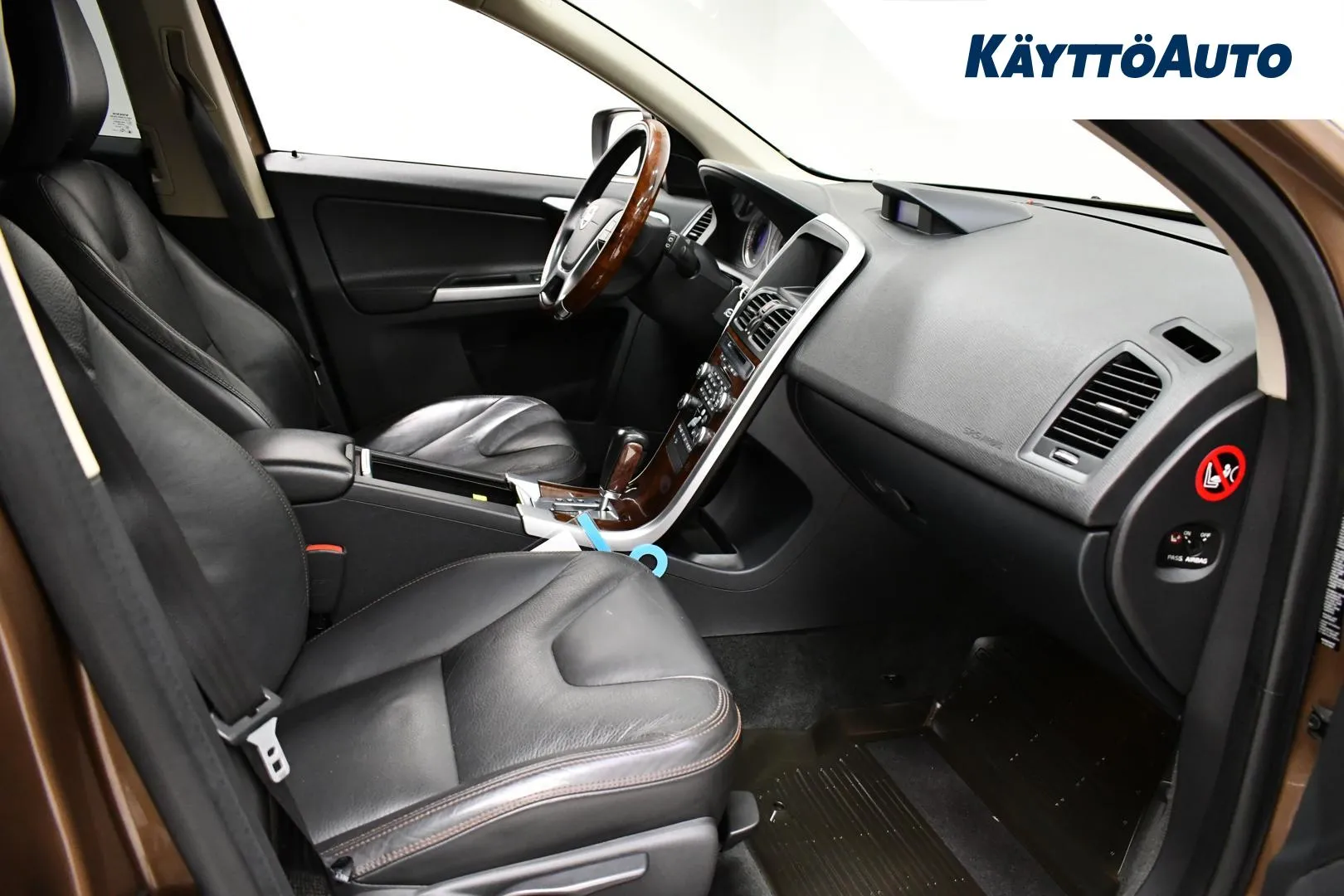 VOLVO XC60 CTI-207 carousel image