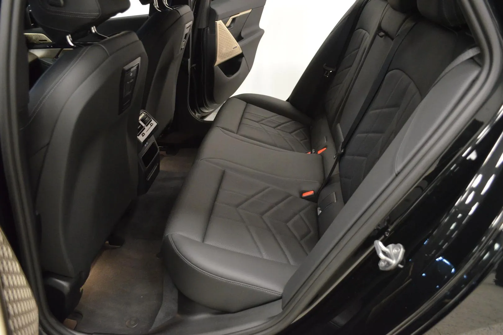 BMW i5 EVE-539 carousel image