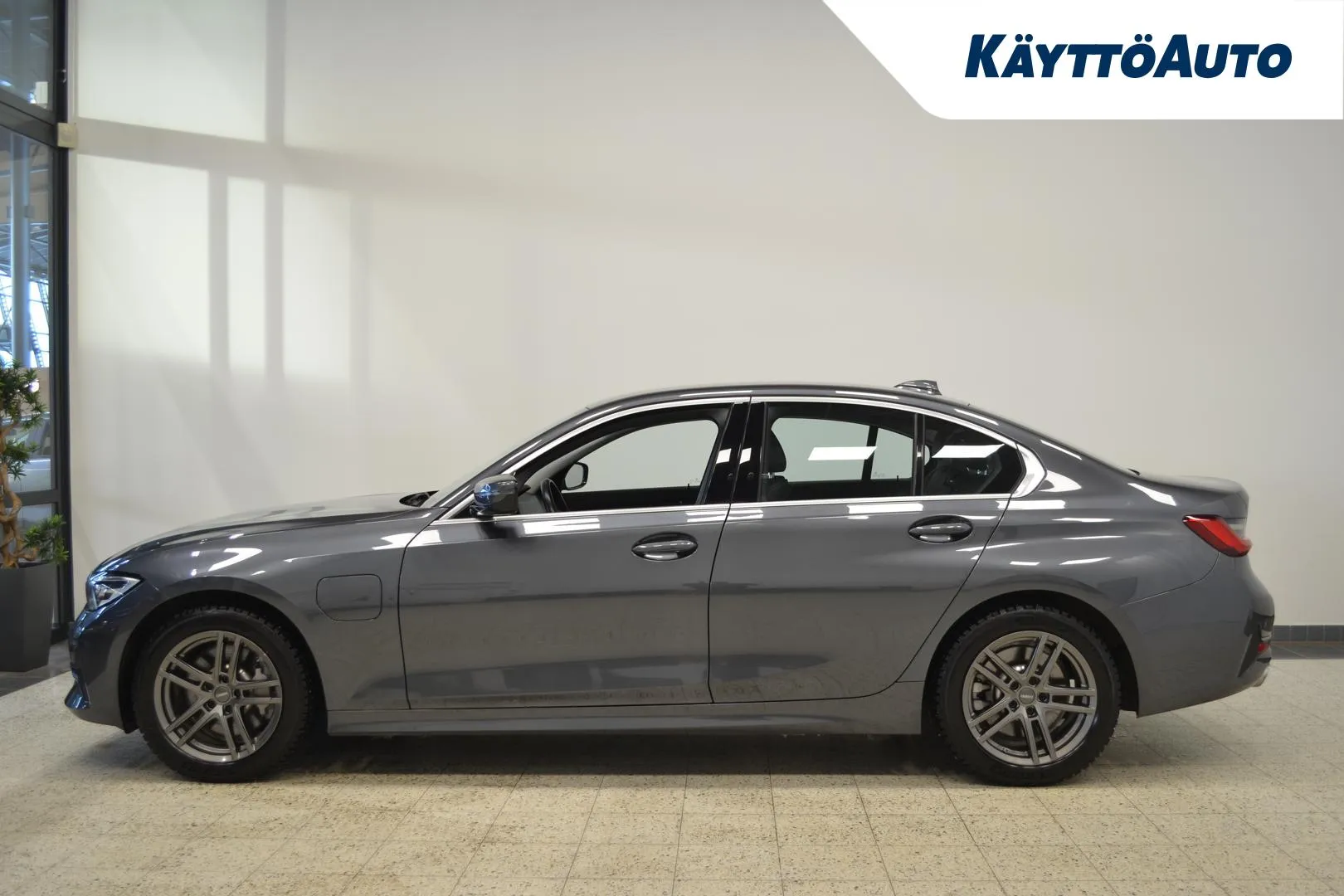 BMW 330 JLM-359 carousel image