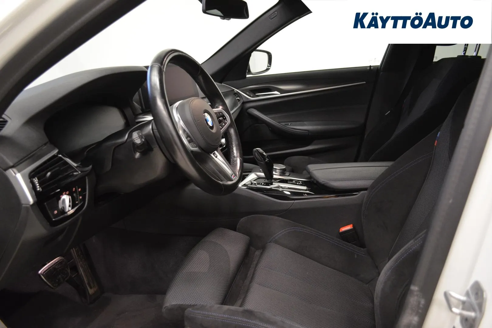 BMW 545 LPJ-208 carousel image