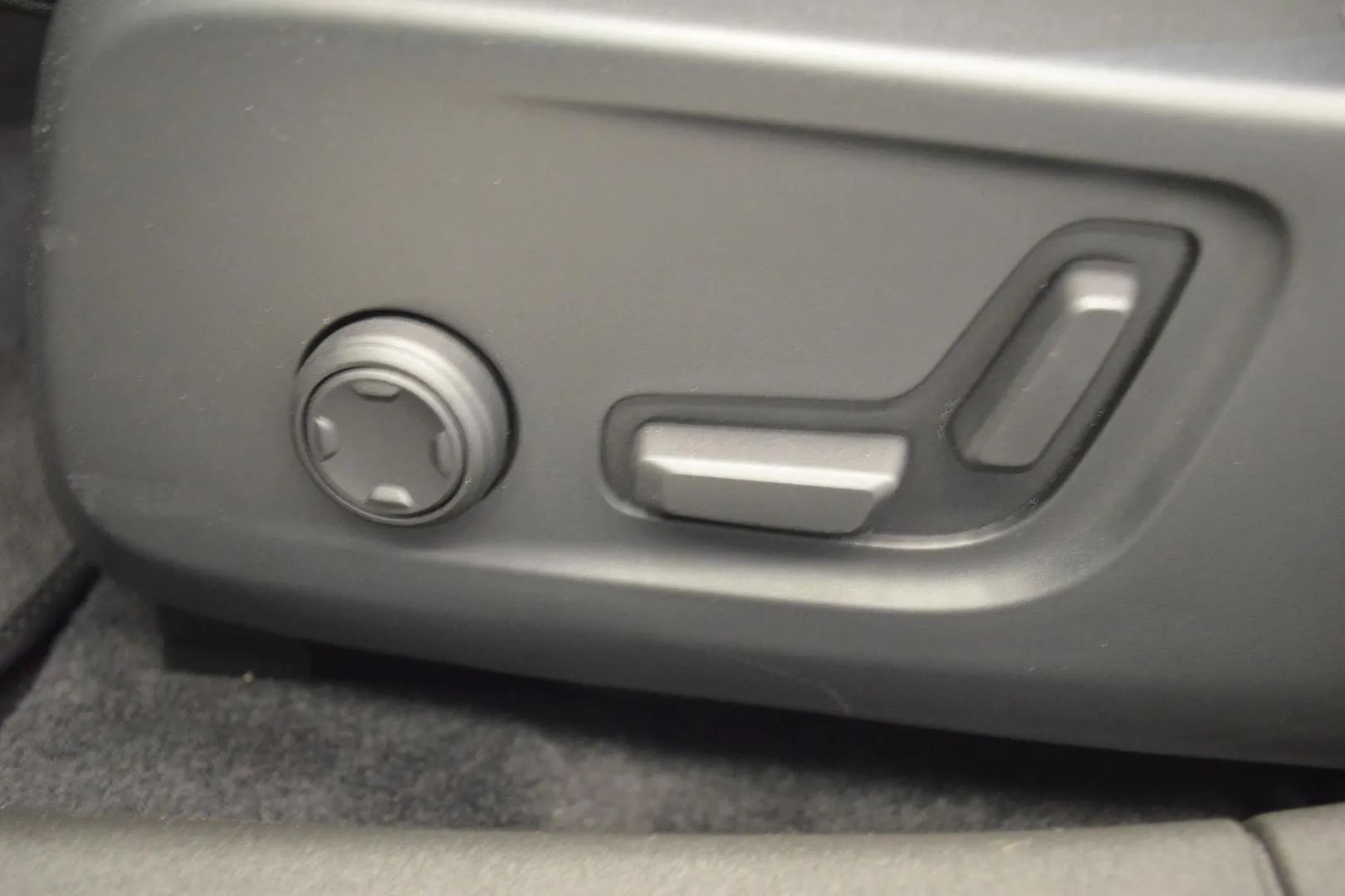 POLESTAR 2 GRH-568 carousel image