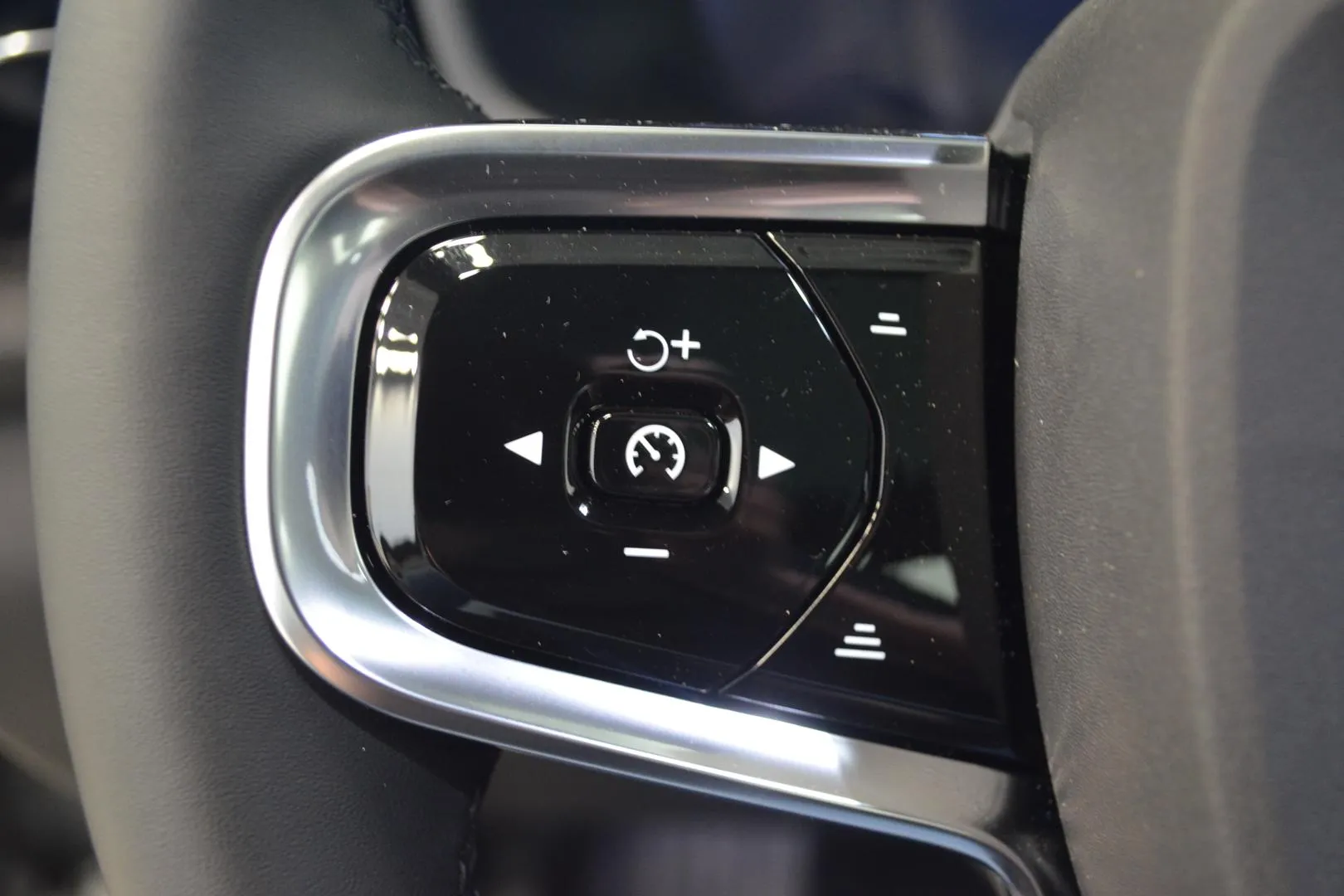 POLESTAR 2 GRH-568 carousel image