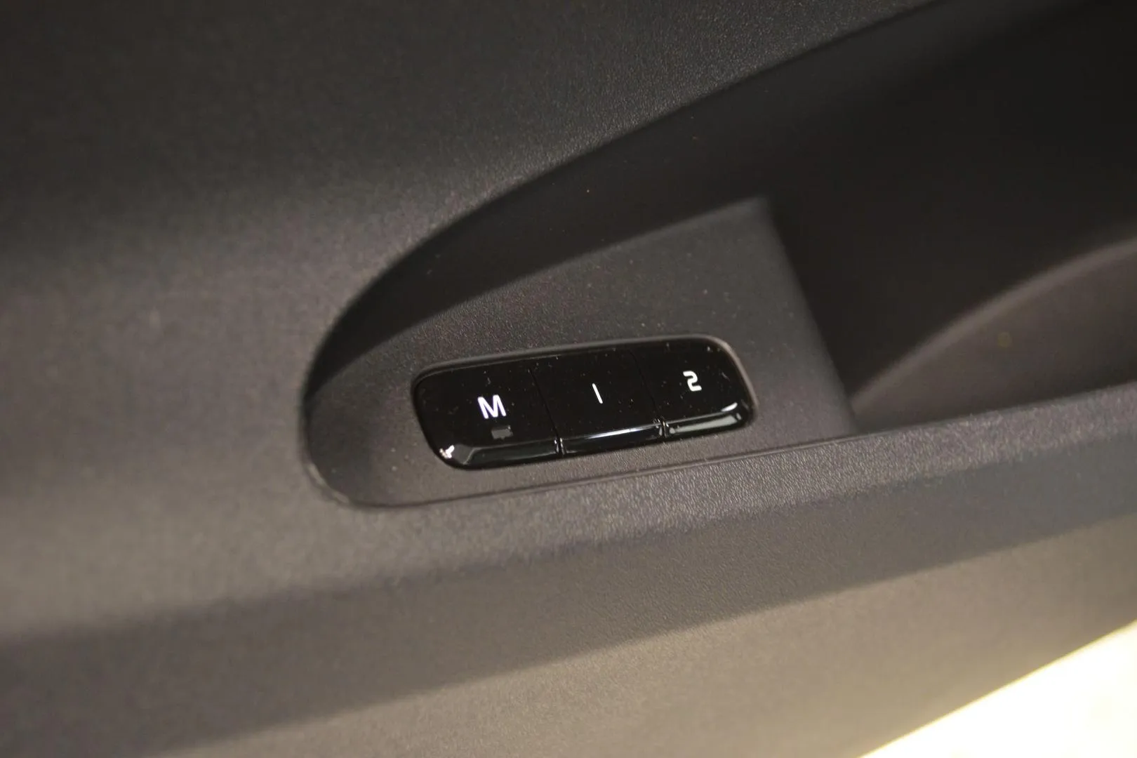 POLESTAR 2 GRH-568 carousel image