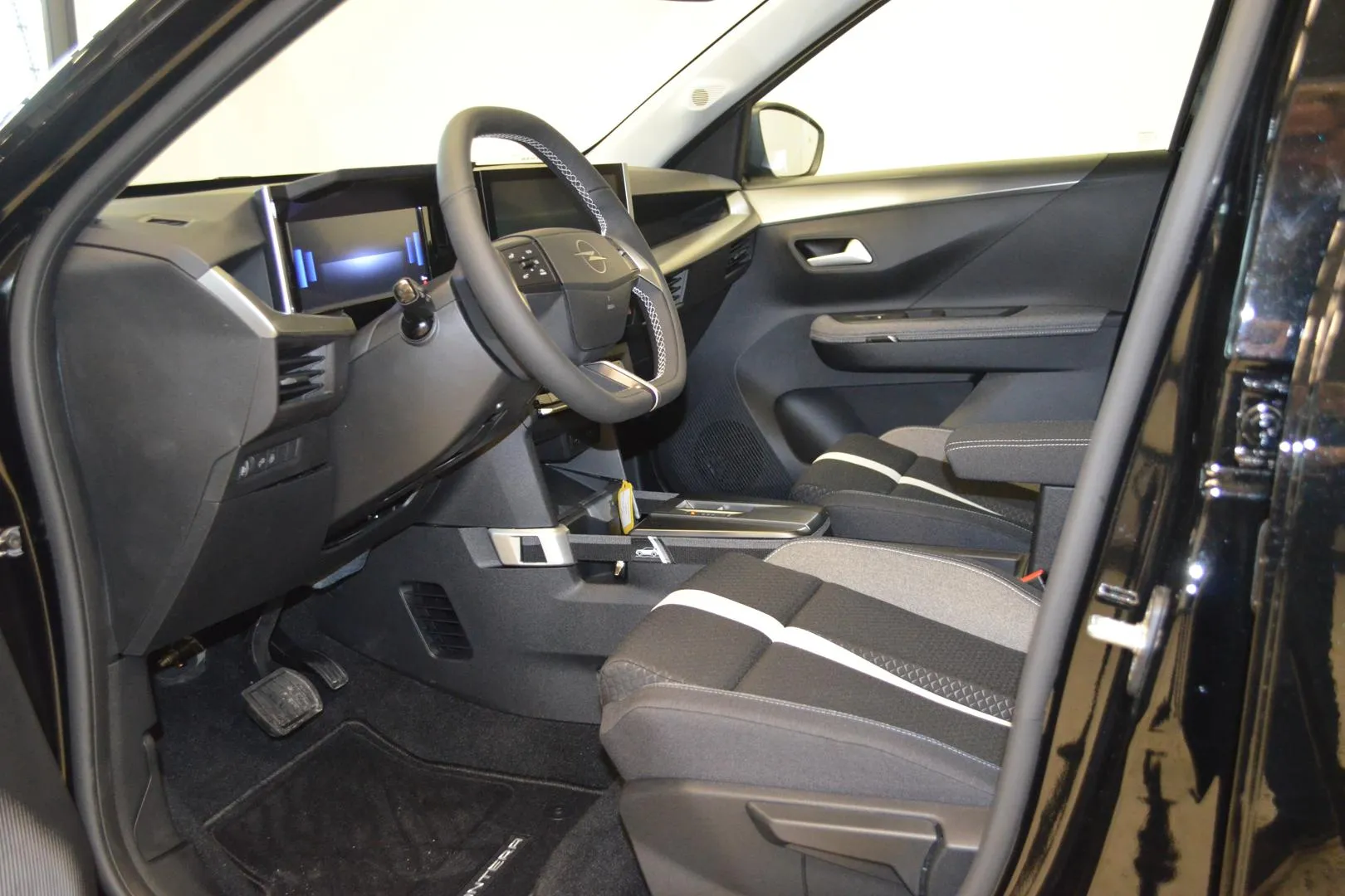 Opel Frontera SZF-287 carousel image