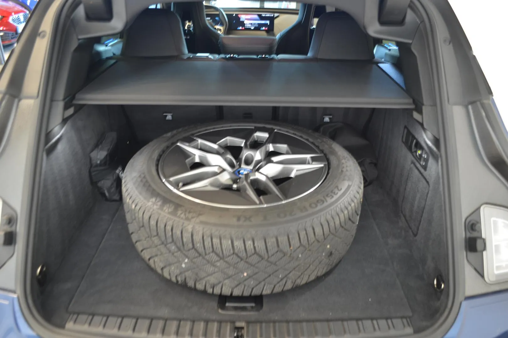 BMW iX YXS-883 carousel image