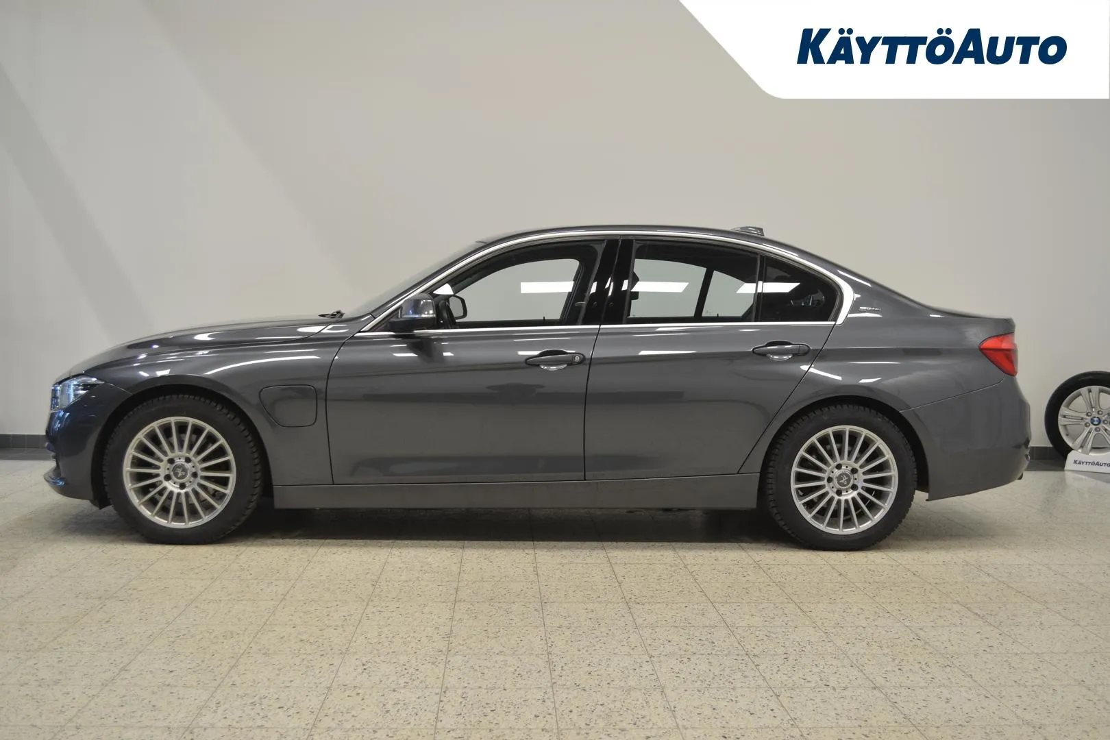 BMW 330 OVH-135 carousel image