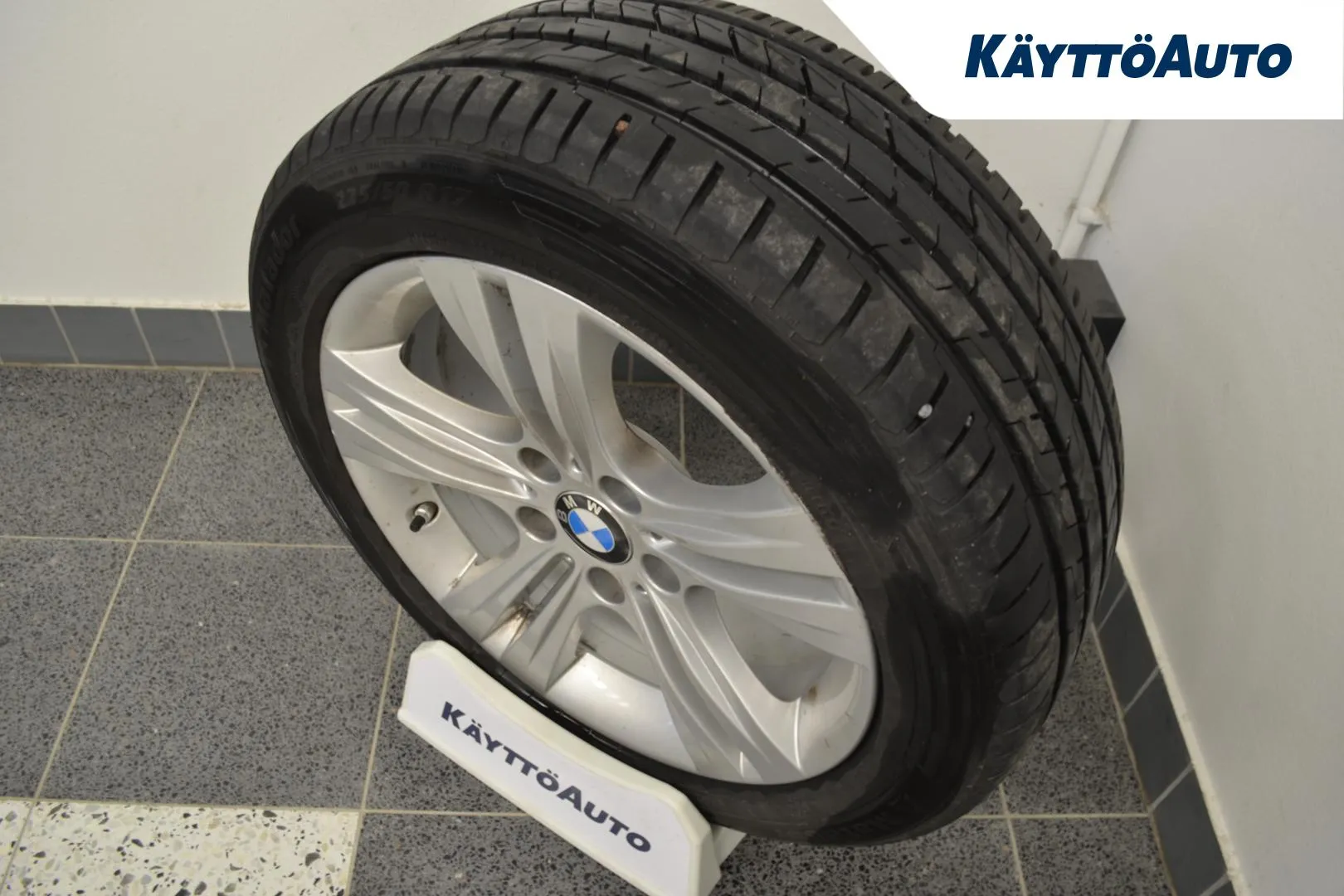 BMW 330 OVH-135 carousel image