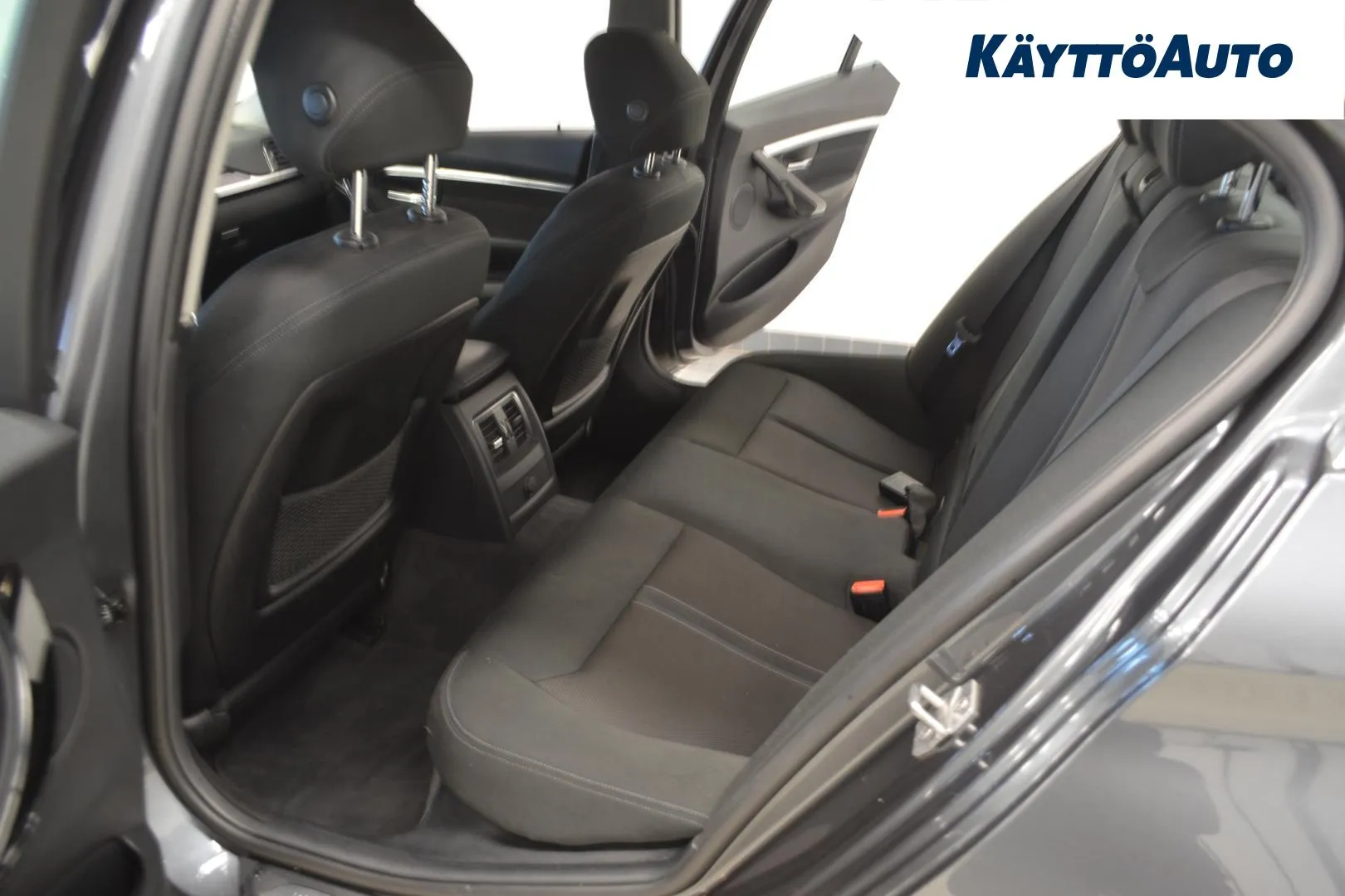 BMW 330 OVH-135 carousel image