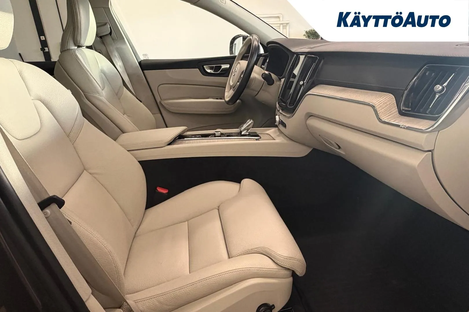 VOLVO XC60 XRL-957 carousel image