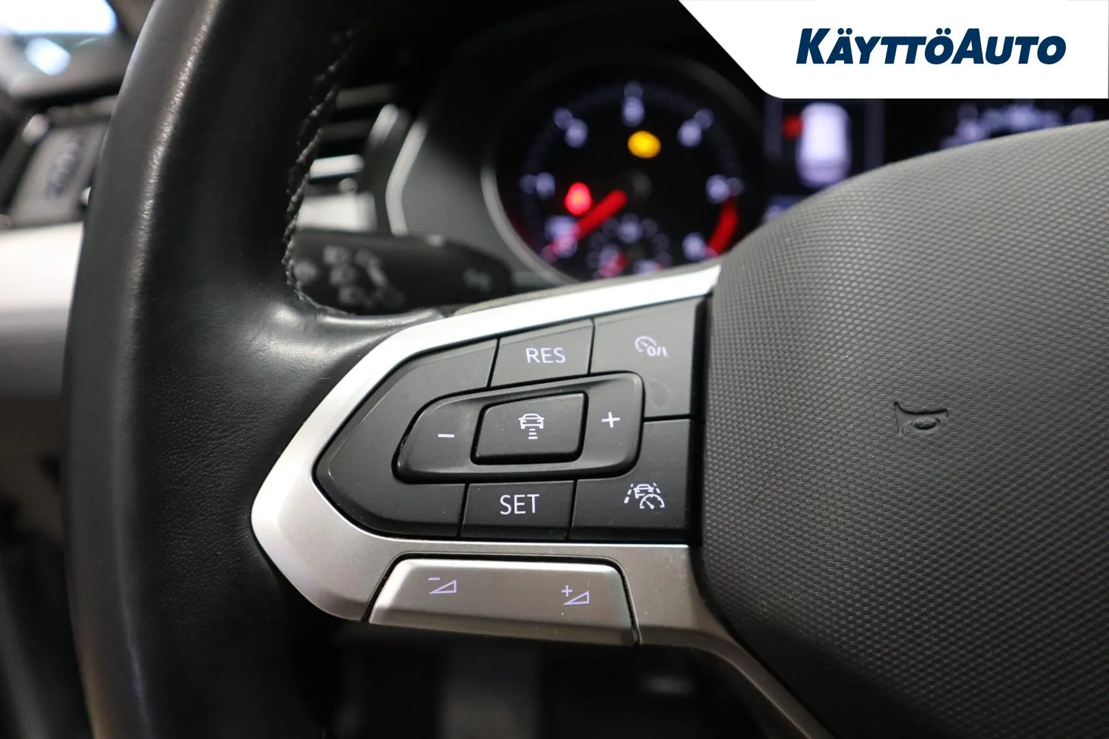 VOLKSWAGEN Passat FRE-529 carousel image