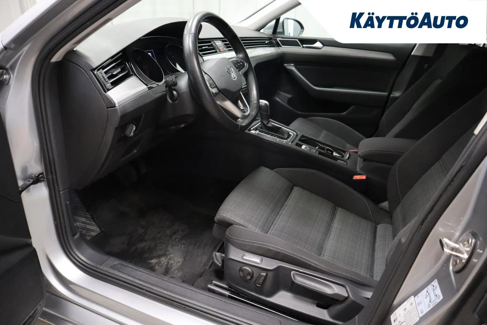 VOLKSWAGEN Passat FRE-529 carousel image