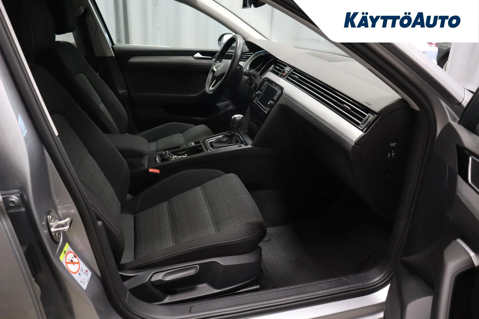 VOLKSWAGEN Passat FRE-529 carousel image