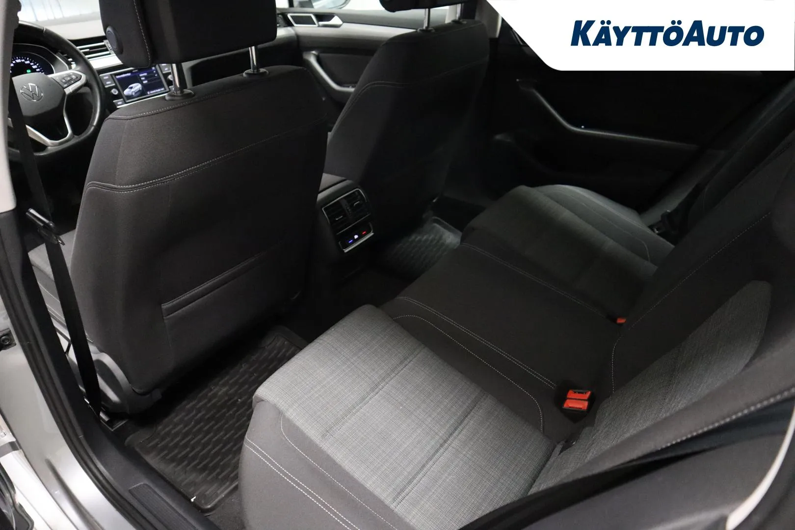 VOLKSWAGEN Passat FRE-529 carousel image