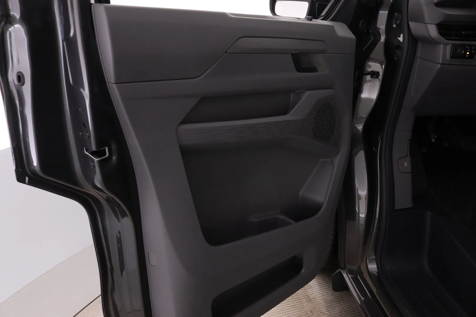 Volkswagen Transporter YMK-925 carousel image
