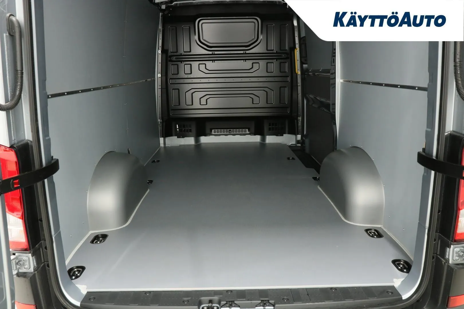 Volkswagen Crafter YMH-962 carousel image