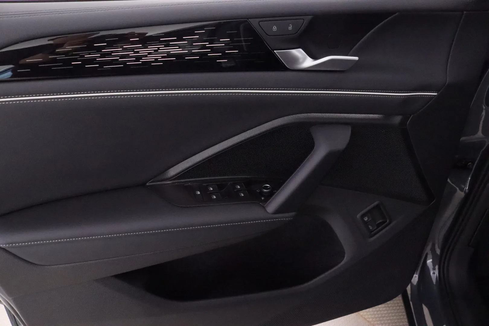 VOLKSWAGEN Tiguan RXO-178 carousel image