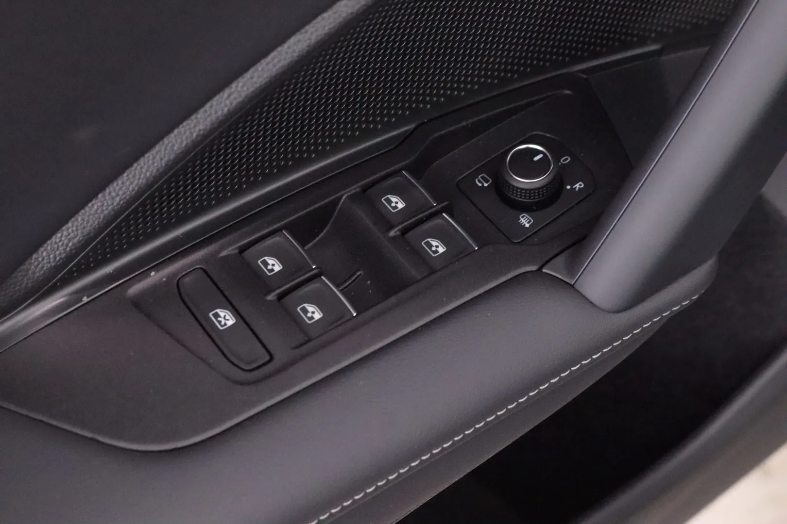 VOLKSWAGEN Tiguan RXO-178 carousel image