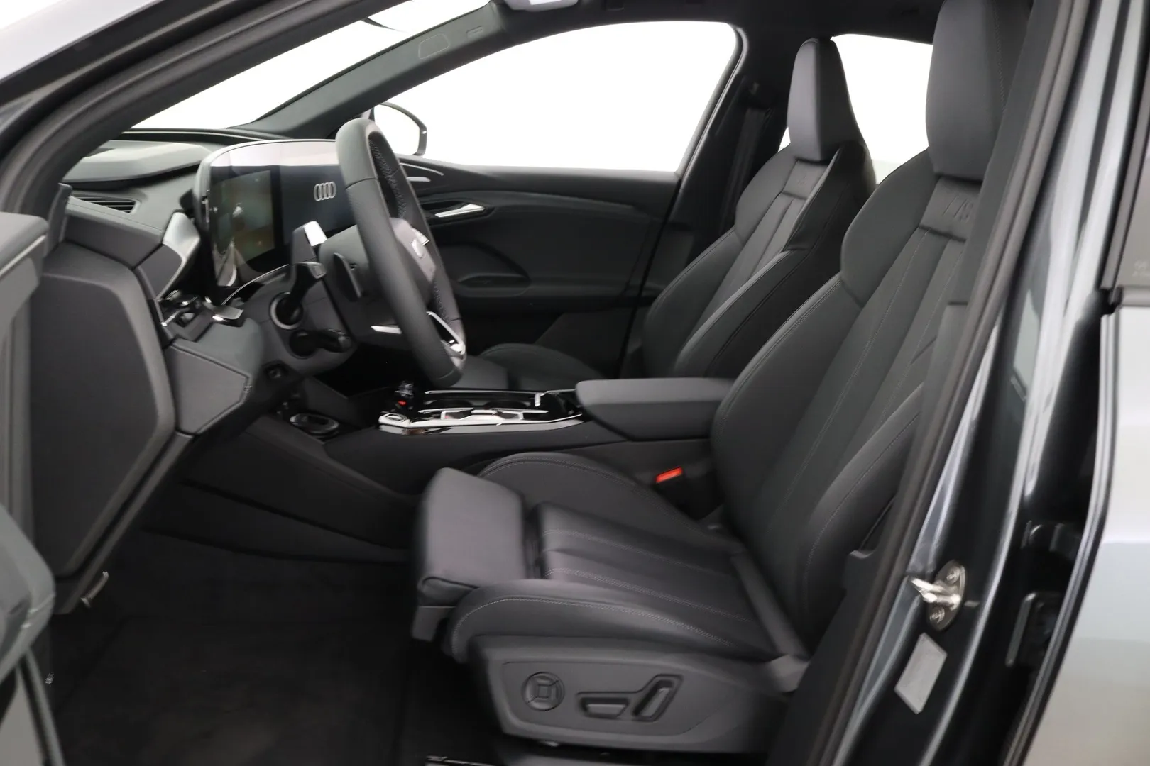 Audi Q6 e-tron YMC-899 carousel image