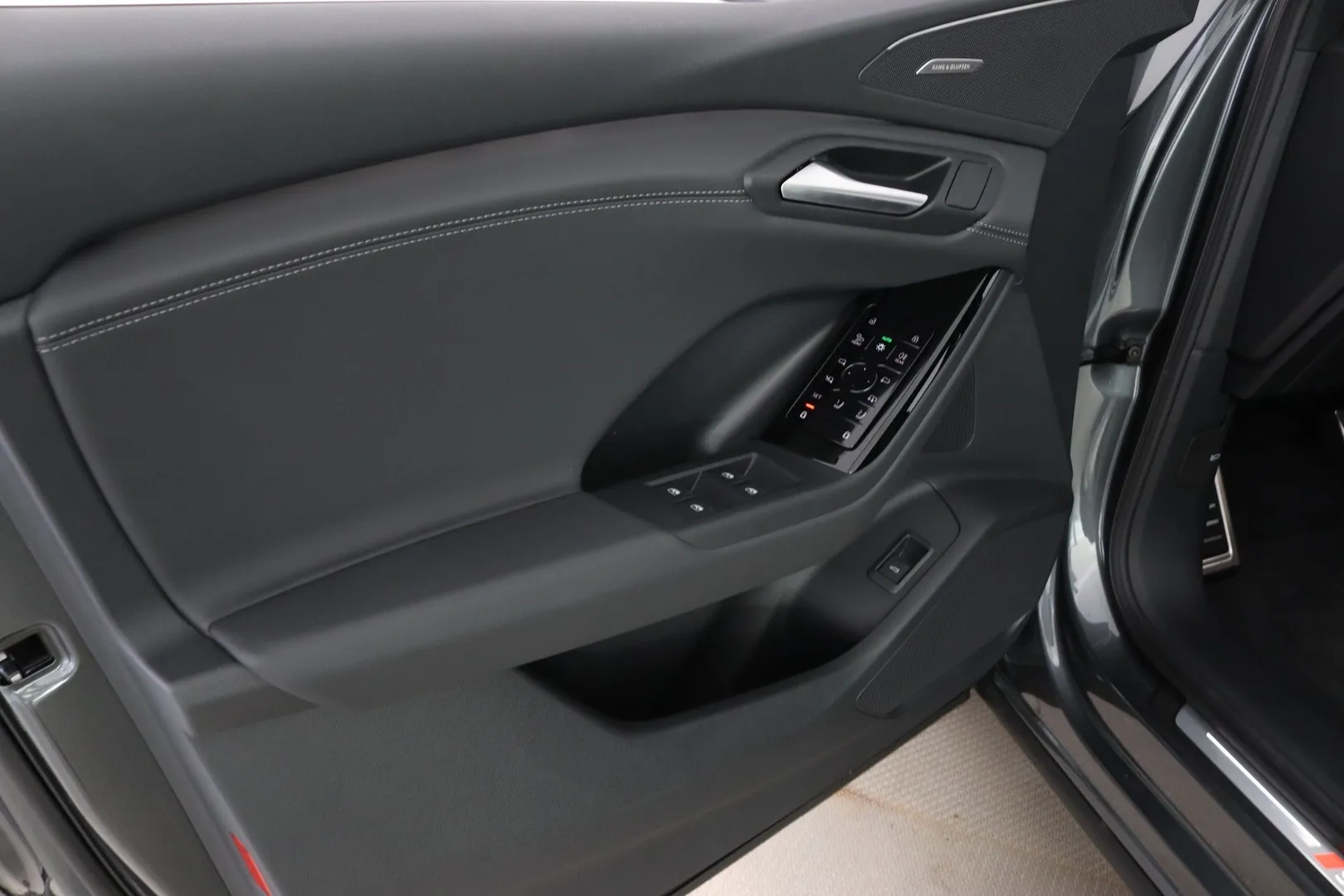 Audi Q6 e-tron YMC-899 carousel image