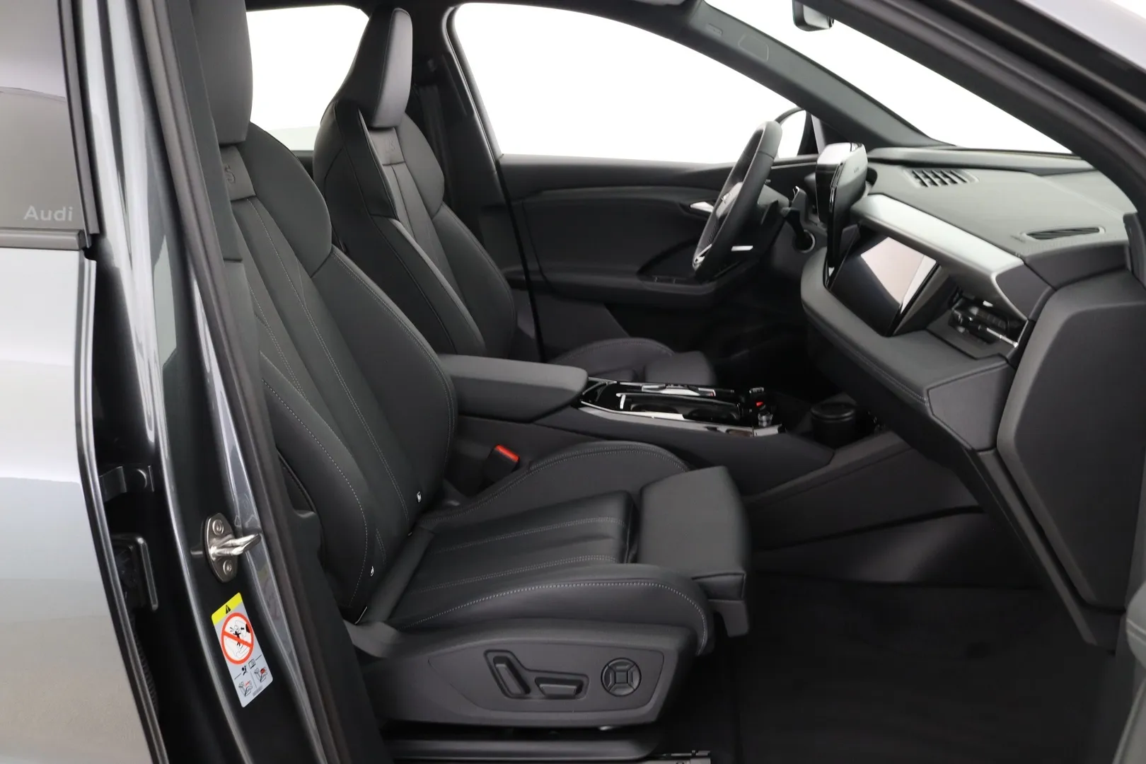Audi Q6 e-tron YMC-899 carousel image