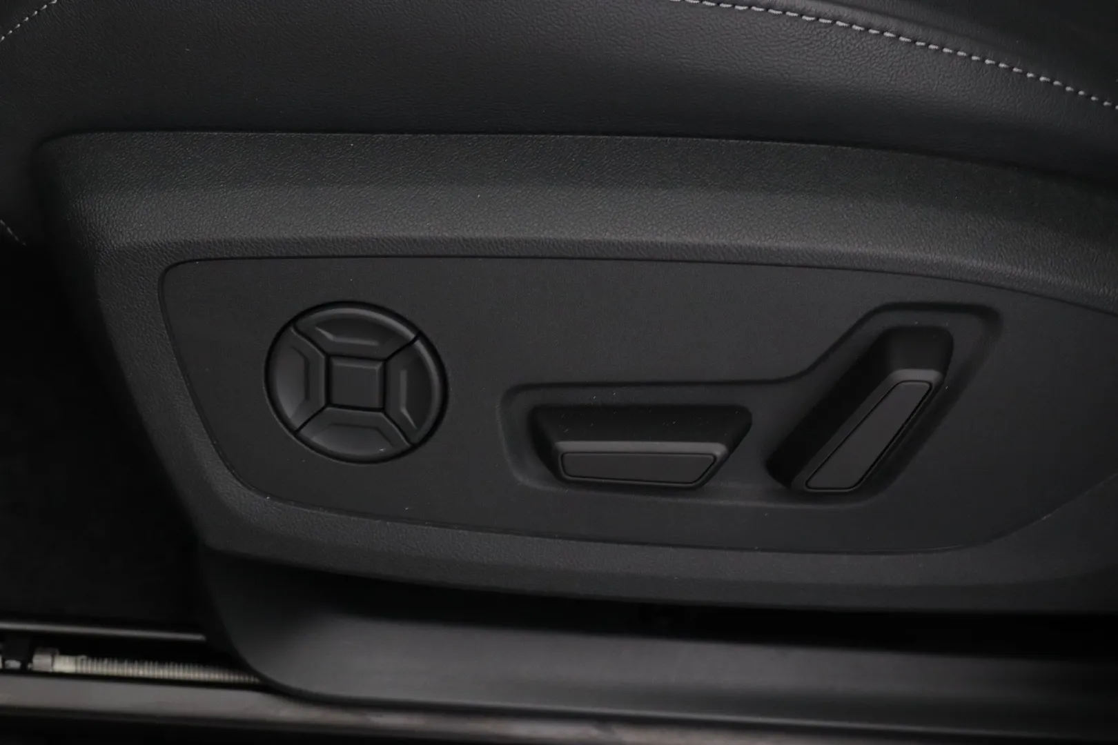 Audi Q6 e-tron YMC-899 carousel image