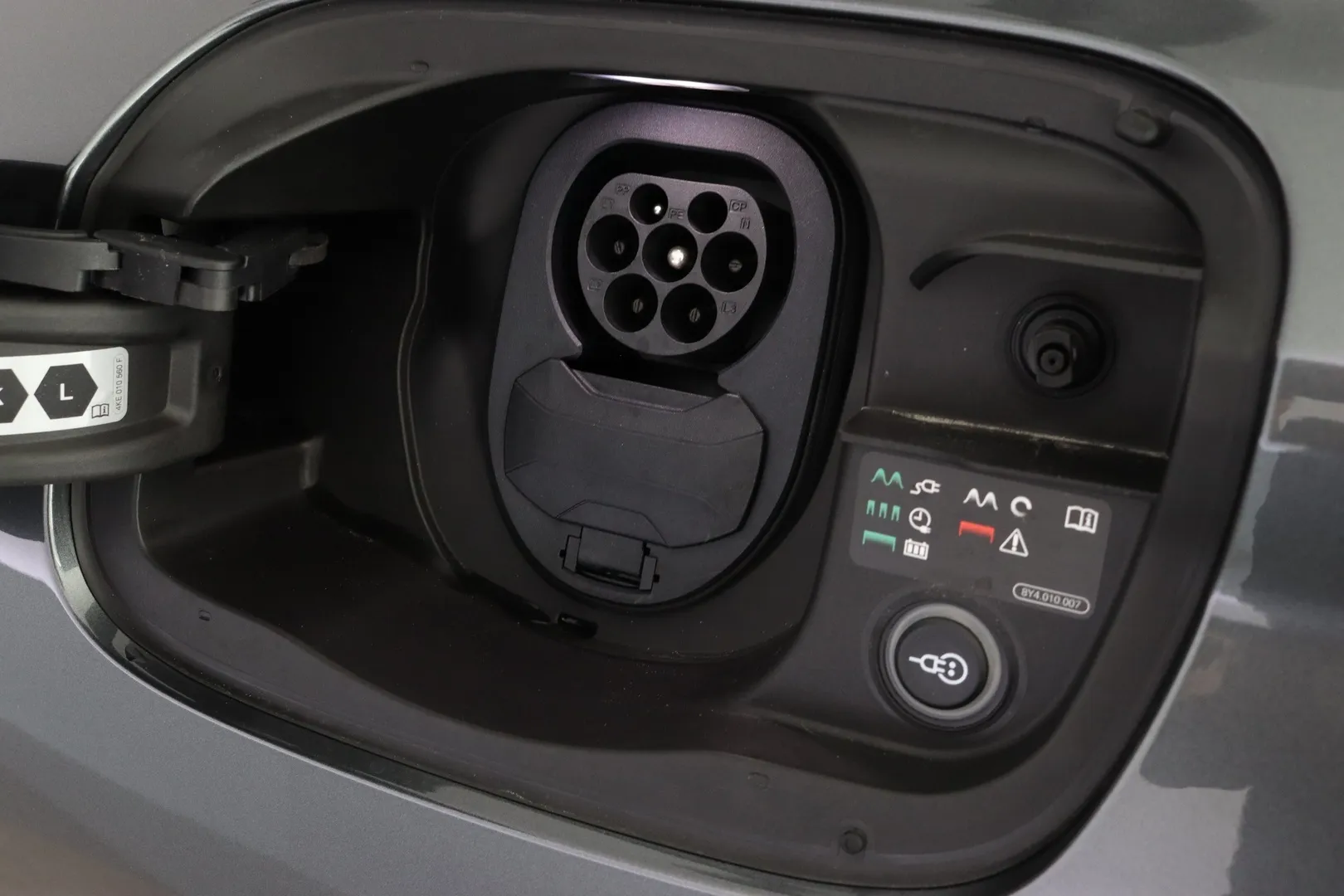 Audi Q6 e-tron YMC-899 carousel image