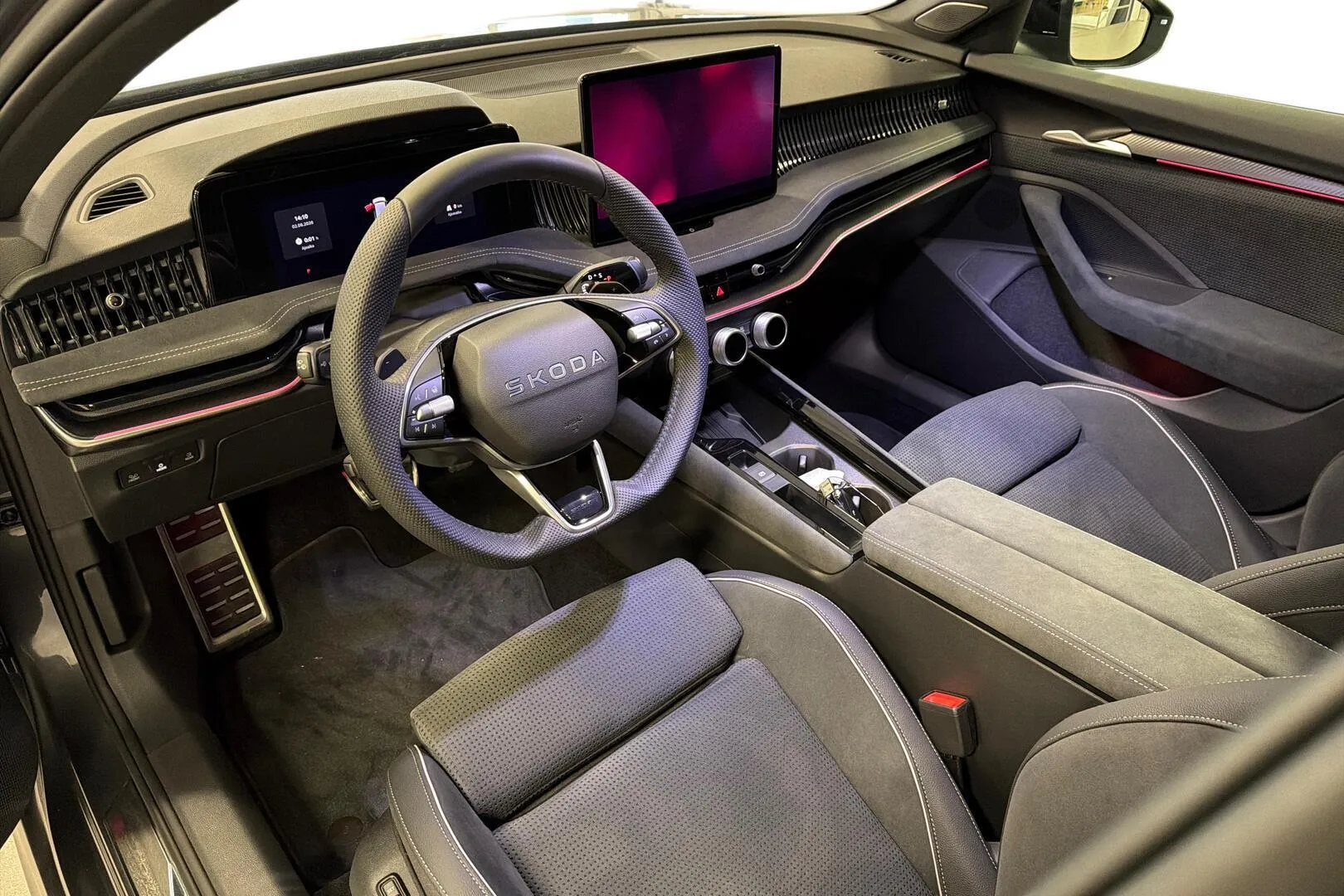 Skoda Superb ZRC-513 carousel image