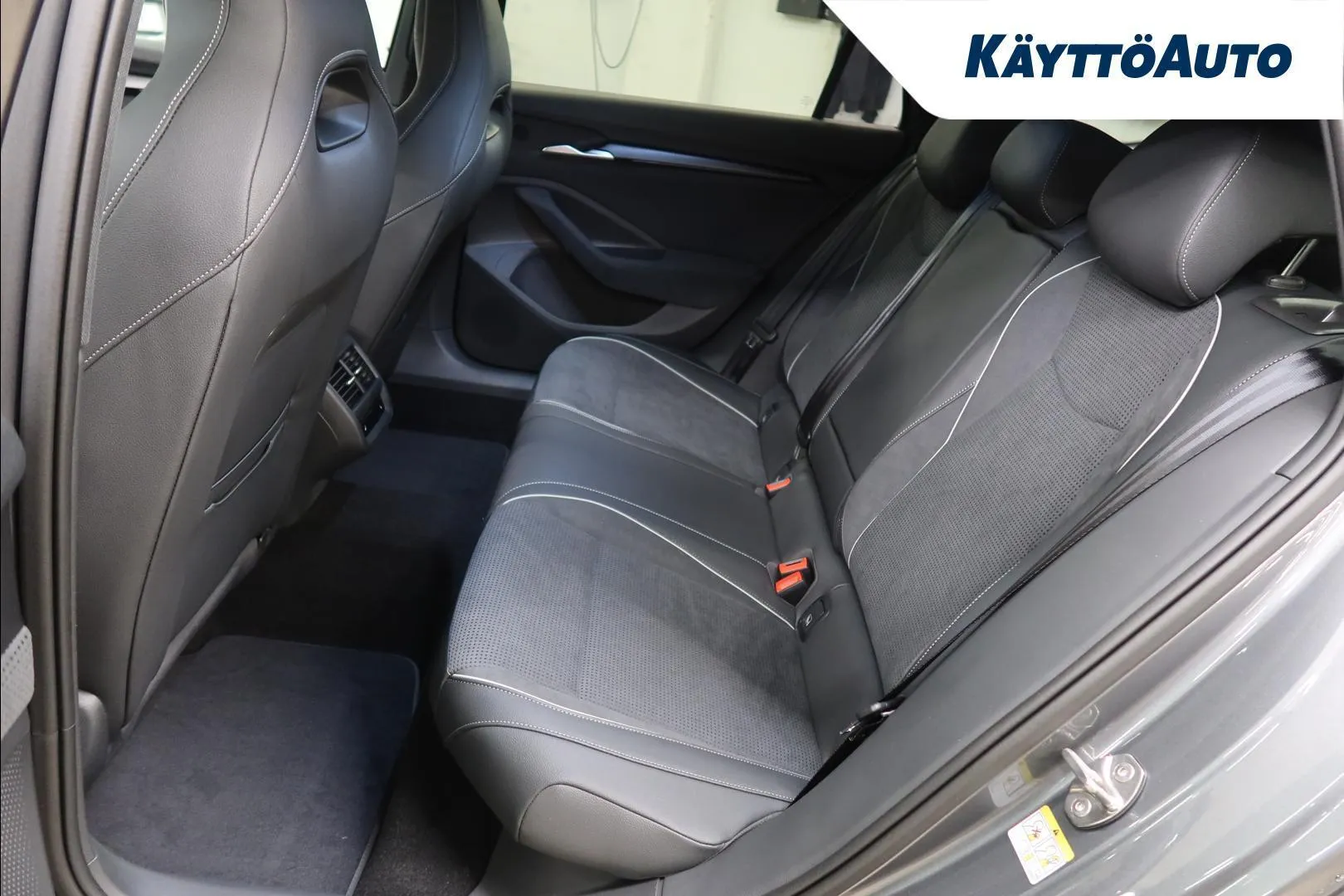 Skoda Superb ZRC-513 carousel image