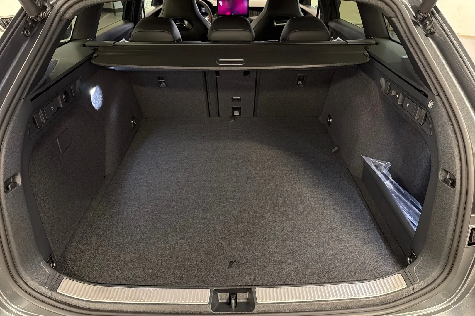 Skoda Superb ZRC-513 carousel image