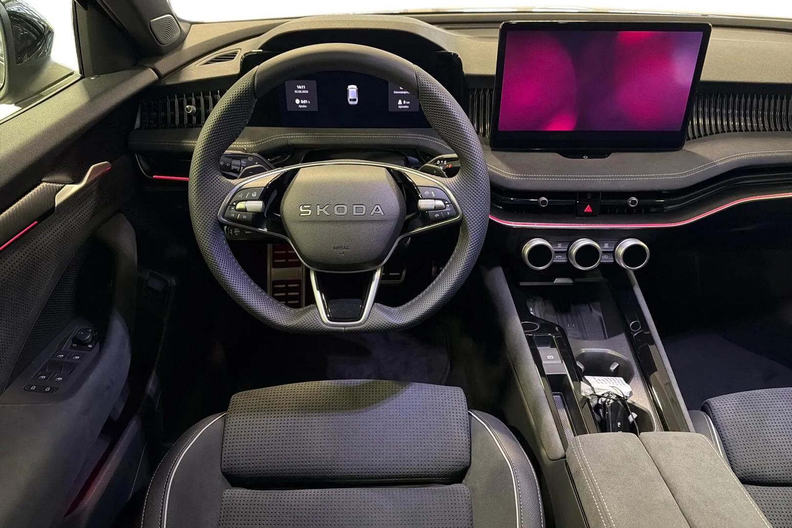 Skoda Superb ZRC-513 carousel image